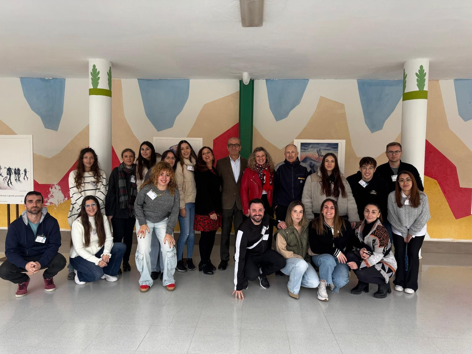 Los alumnos del Máster de la Abogacía con su profesor José Luis Godoy y la subdirectora de Régimen de 'El Acebuche', Pilar Casado.