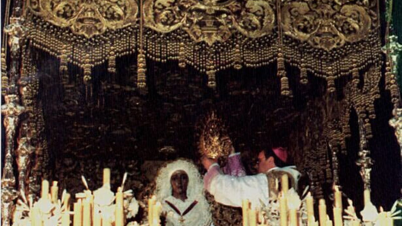 Carlos Amigo Vallejo corona a la Virgen de la Esperanza de Triana