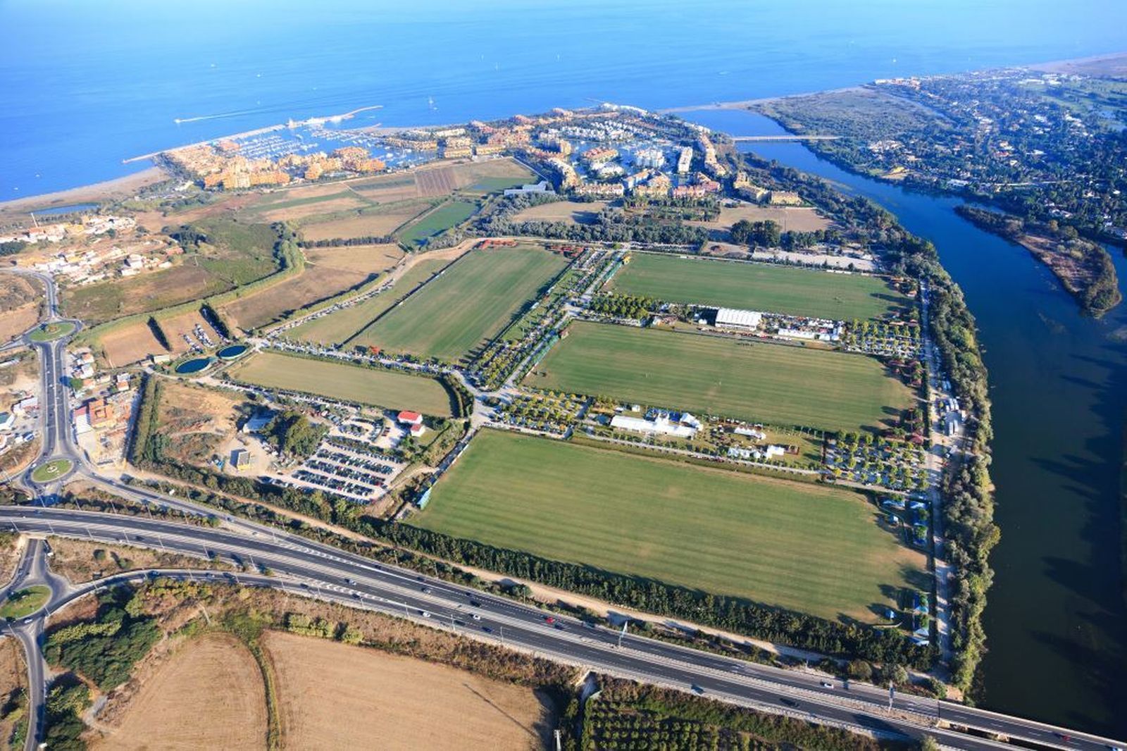 Vista área de las instalaciones del Santa María Polo Club, en Sotogrande