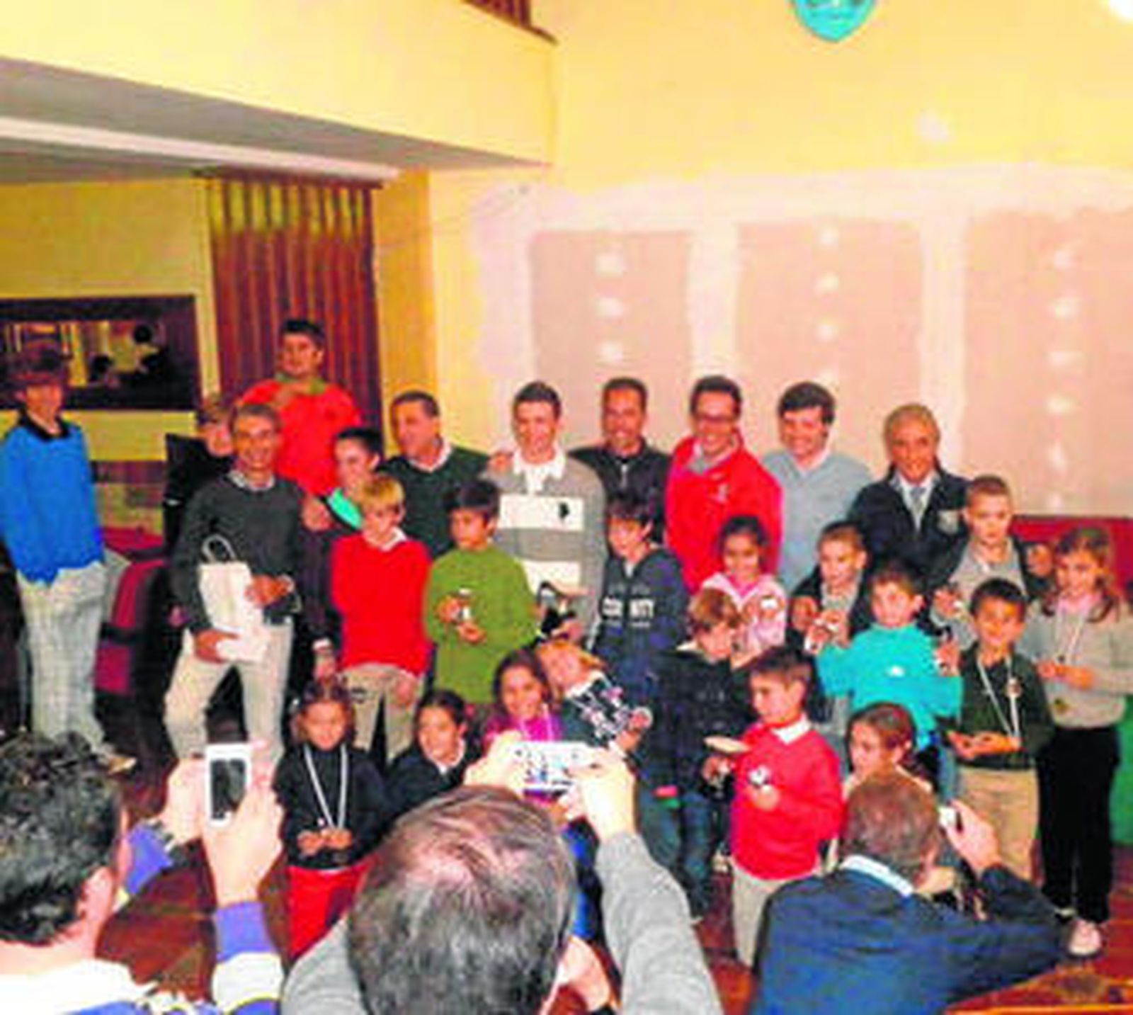 Los premiados en las diferentes categorías posan con sus trofeos.