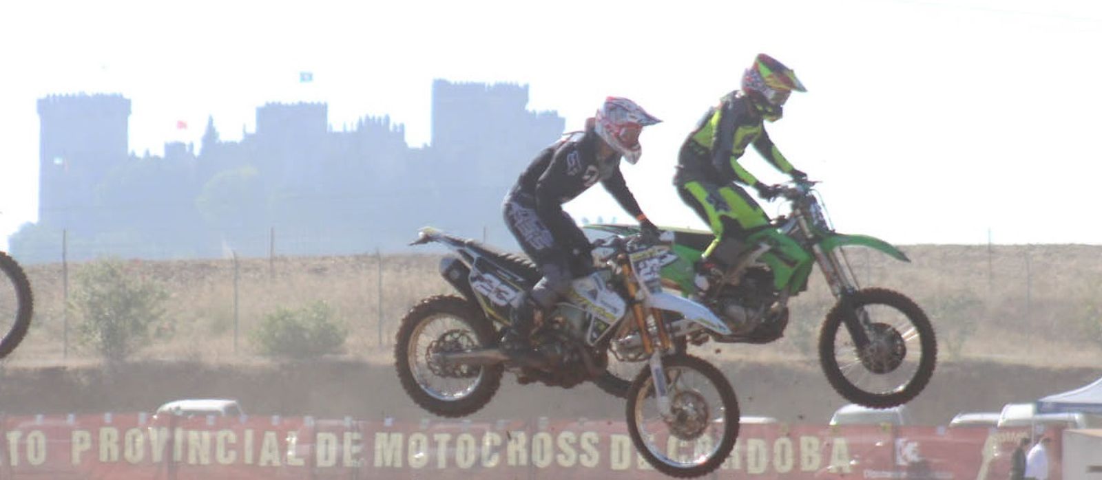 Dos pilotos pugnan durante la prueba en El Pinillo.