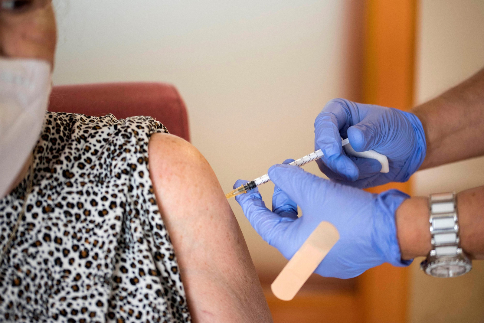 Los almerienses de 60 a 64 años ya pueden pedir cita para la tercera dosis de la vacuna