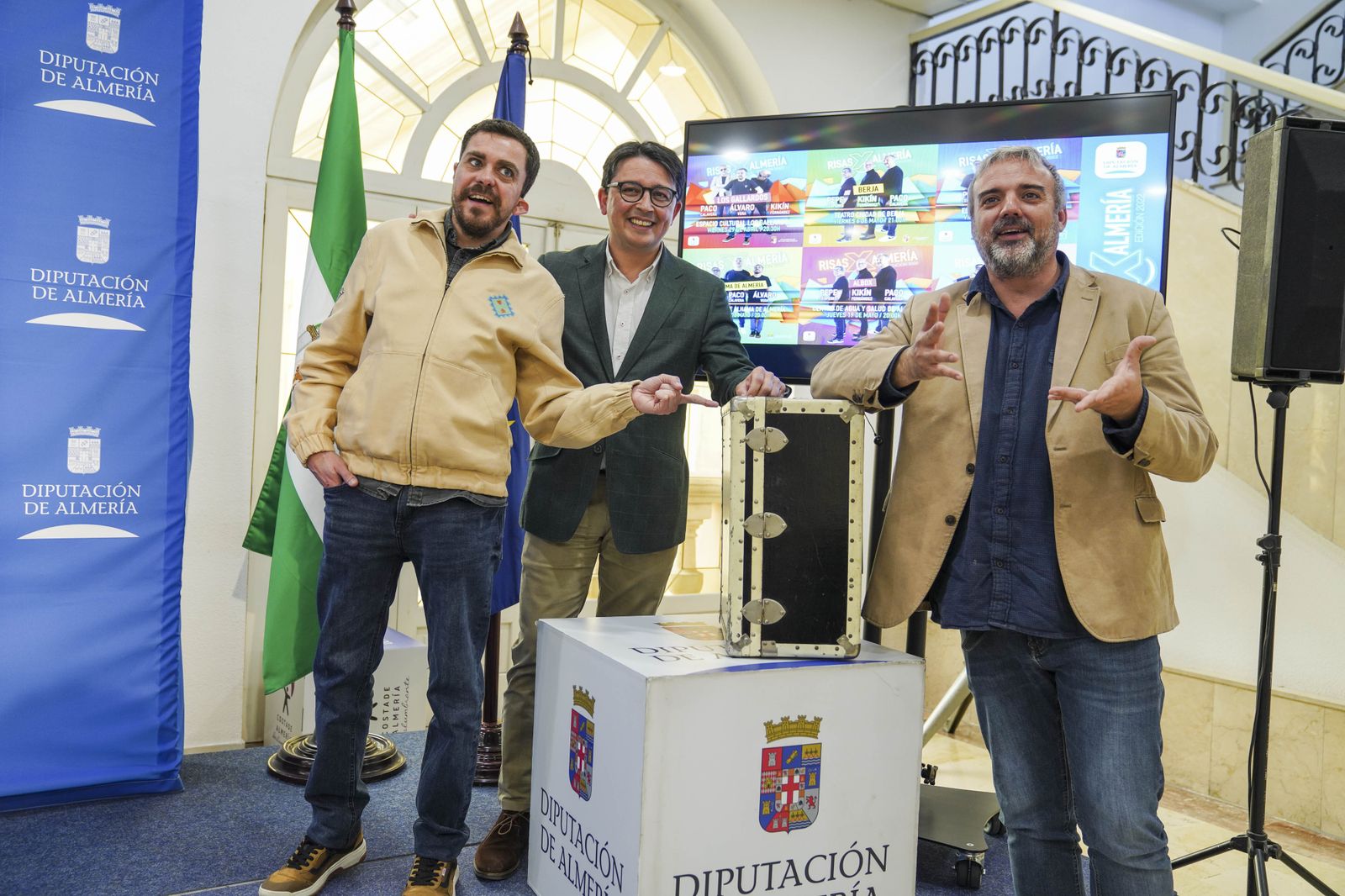 El diputado de Cultura y Cine, Manuel Guzmán junto a Álvaro Vera y Paco Calavera.