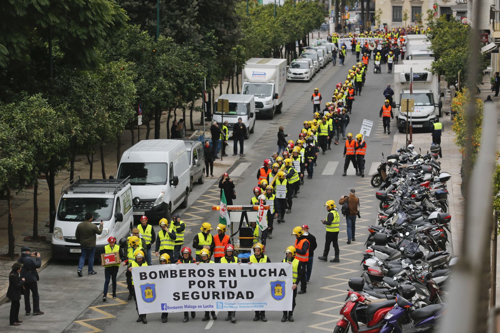 Las imágenes de la 'marcha fúnebre' de los bomberos en Málaga