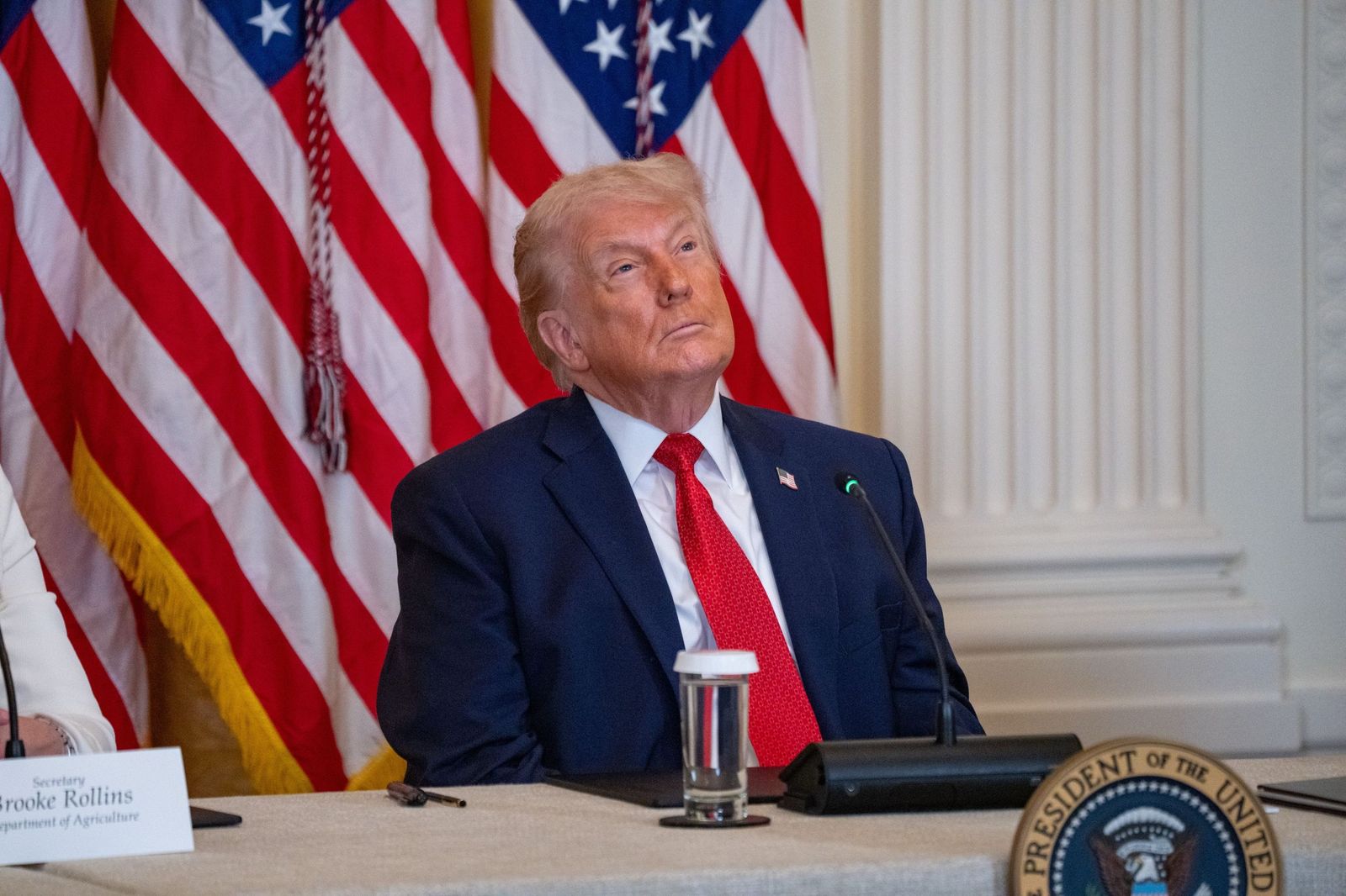 Trump anuncia aranceles a los países europeos con tropas en Groenlandia hasta compra de la isla.