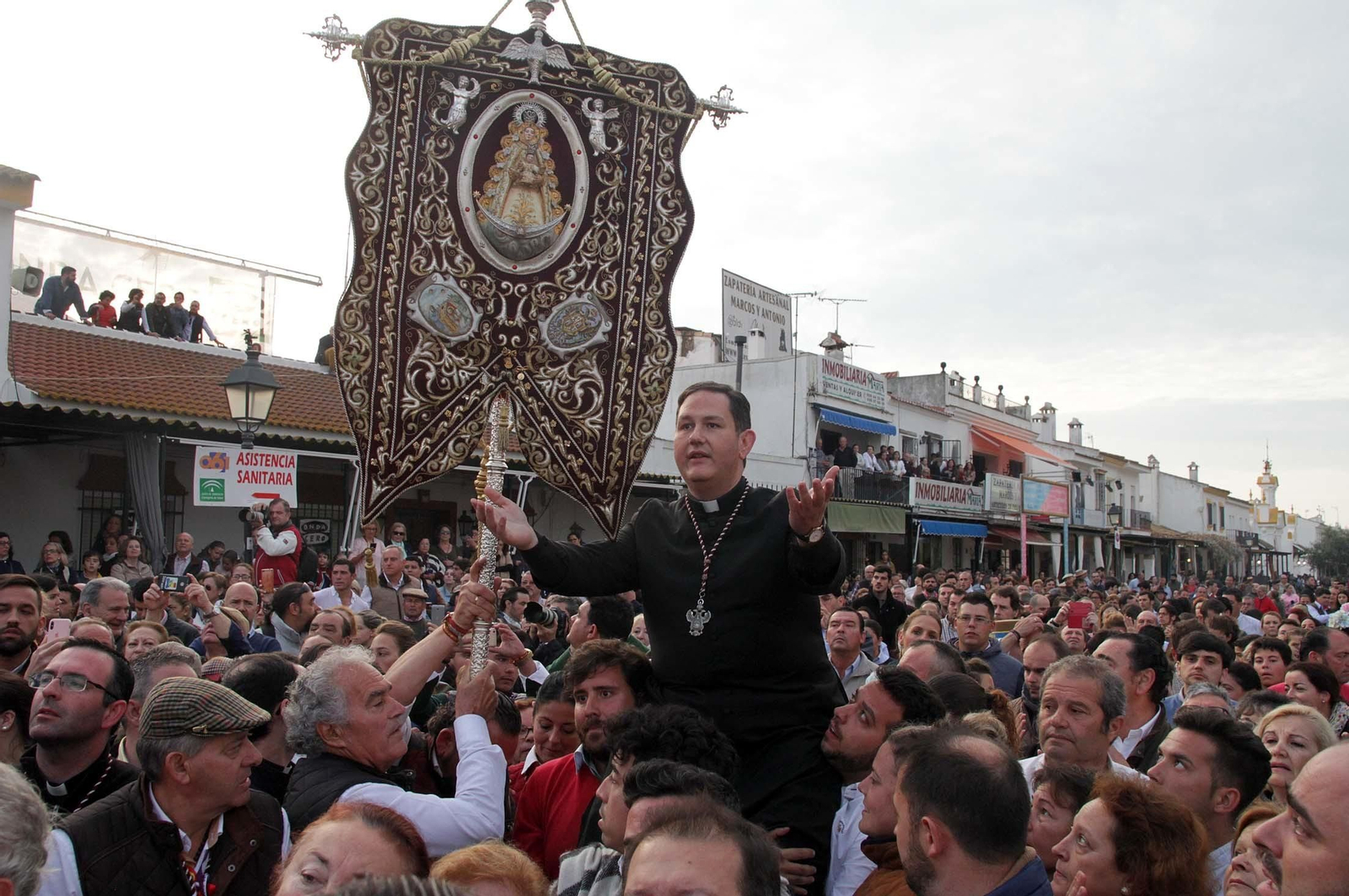 Las imágenes de la procesión de la Virgen del Rocío por la aldea en el Lunes de Pentecostés