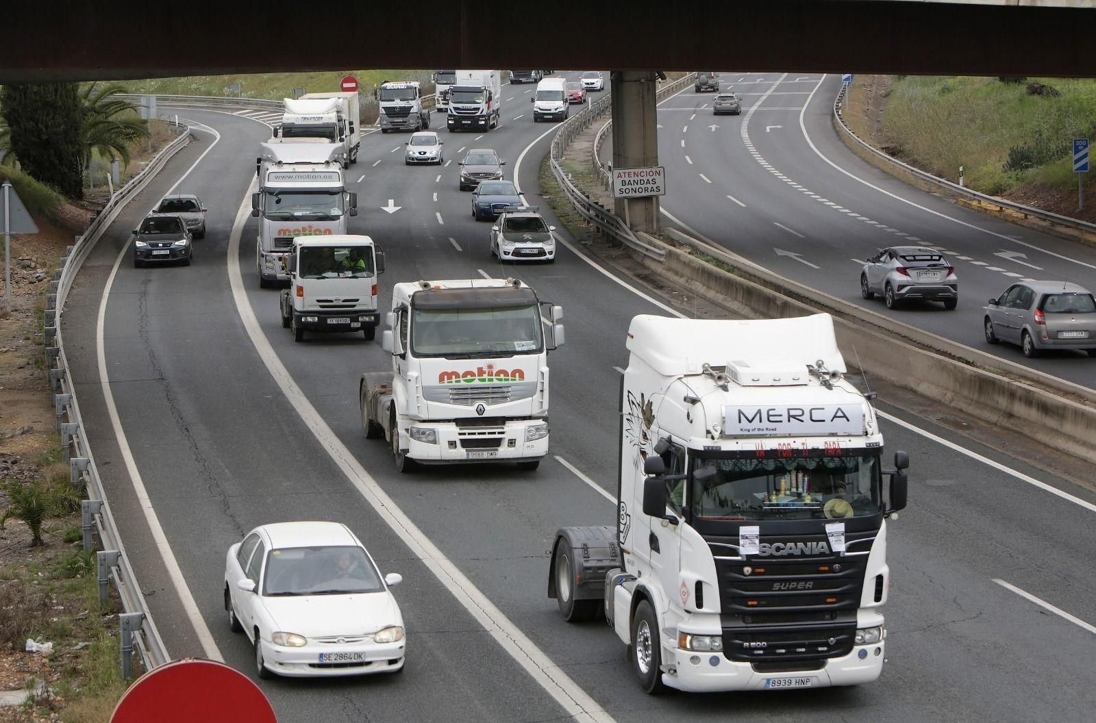 Caravana de protesta de transportistas por la SE-30 este jueves.