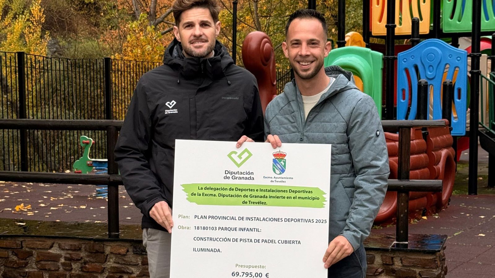 El diputado de Deportes, Eric Escobedo, junto al alcalde de Trevélez, Adrián Gallegos