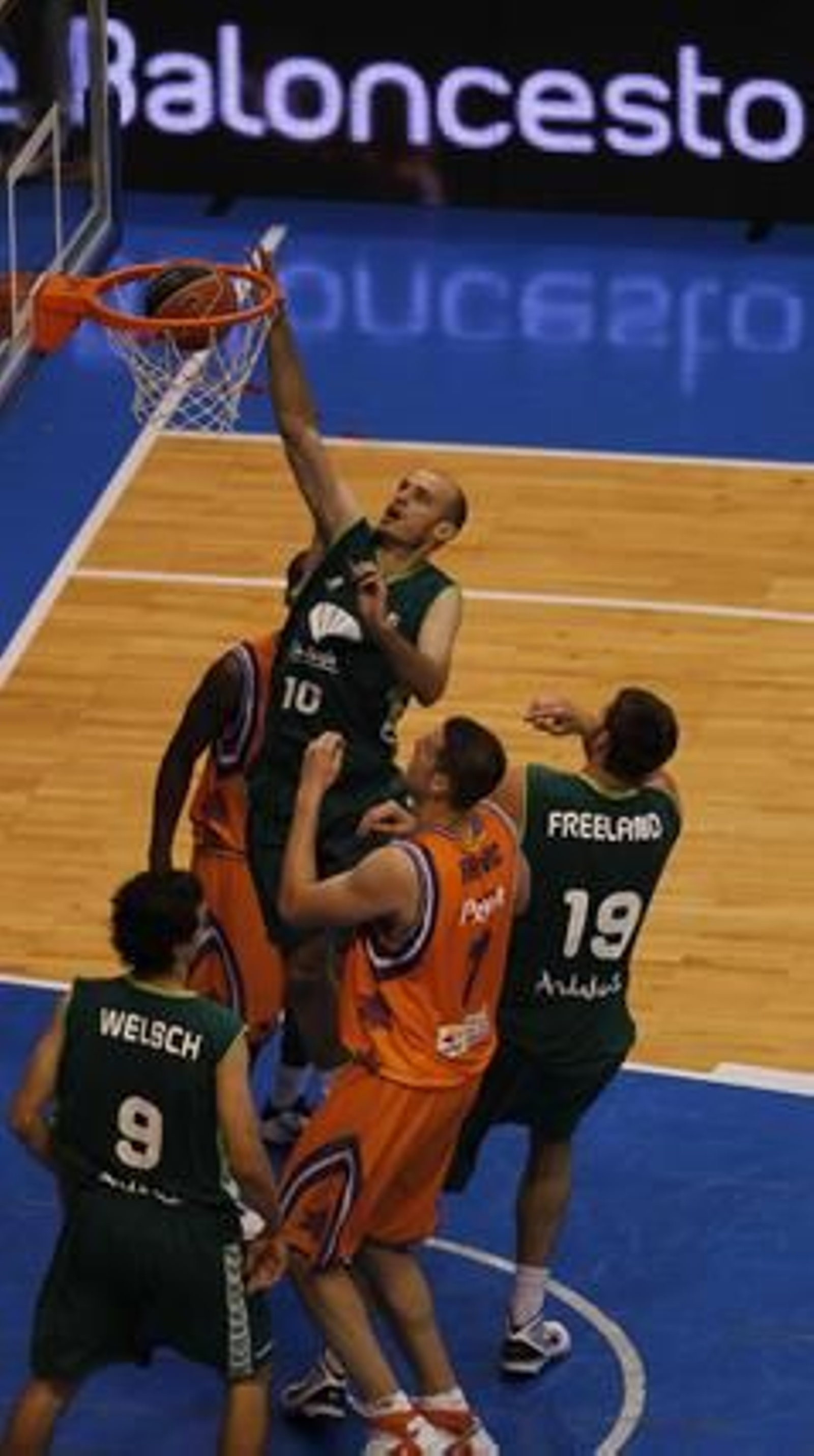 El Unicaja se mete en semifinales de los play-off de la ACB tras ganar en dos partidos al Power Electronics Valencia. / Sergio Camacho