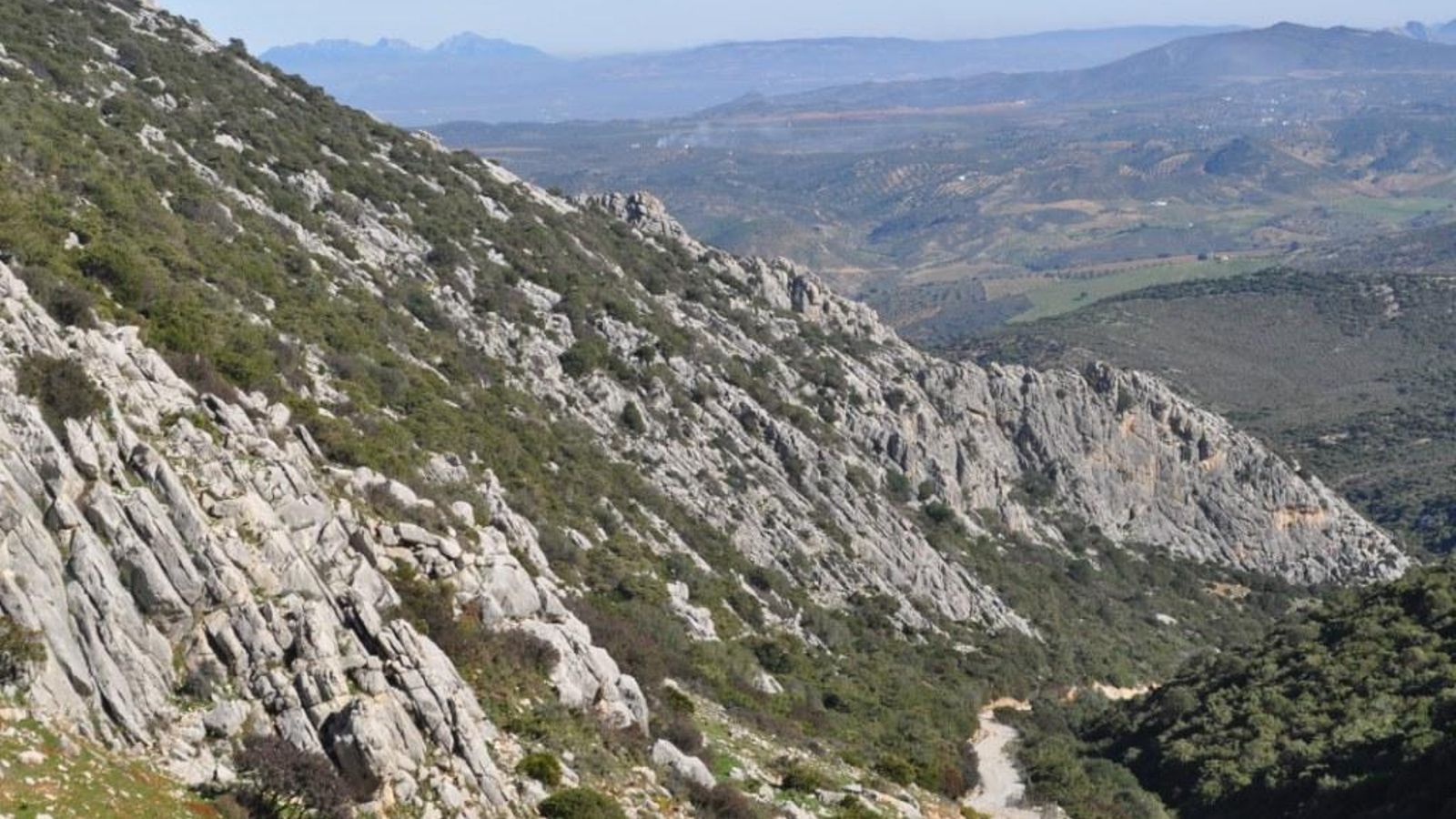 El sendero bordea el paraje natural del Desfiladero de los Gaitanes.
