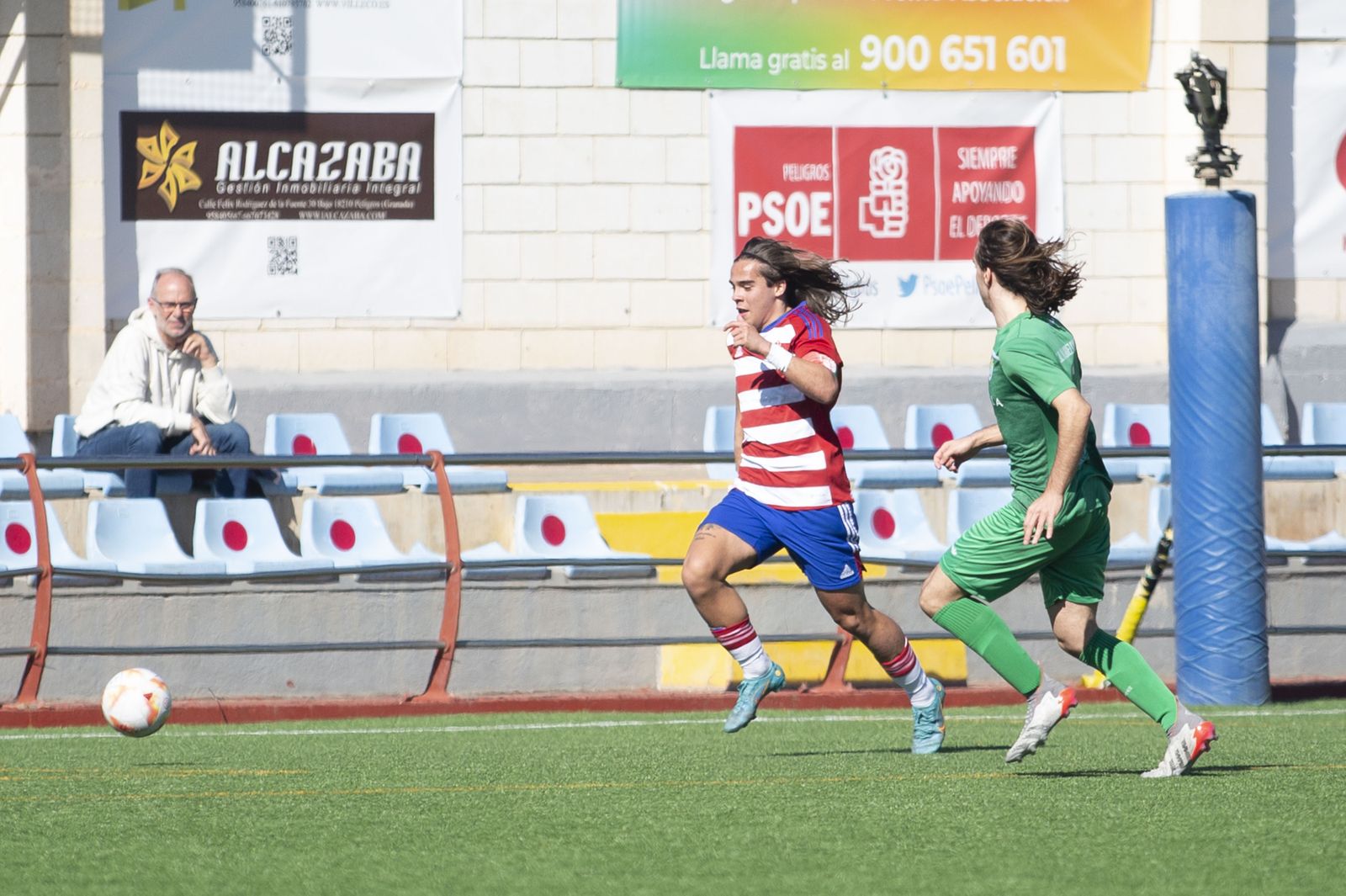 Mauro Zalazar corre con la pelota.