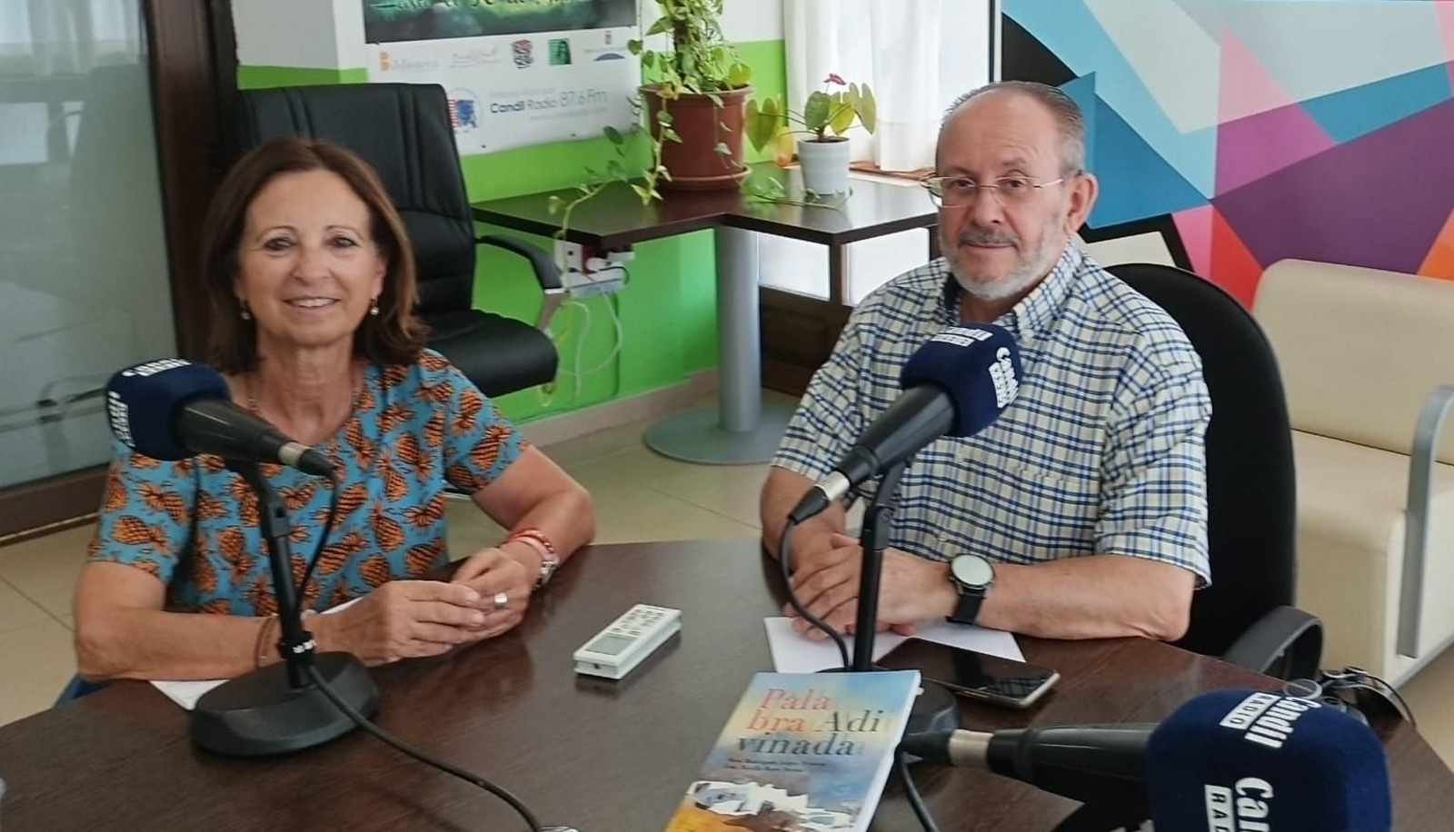 La acuarelista Rosa Rodríguez con el escritor José Tuvilla y la obra que presentan hoy en Alhama.