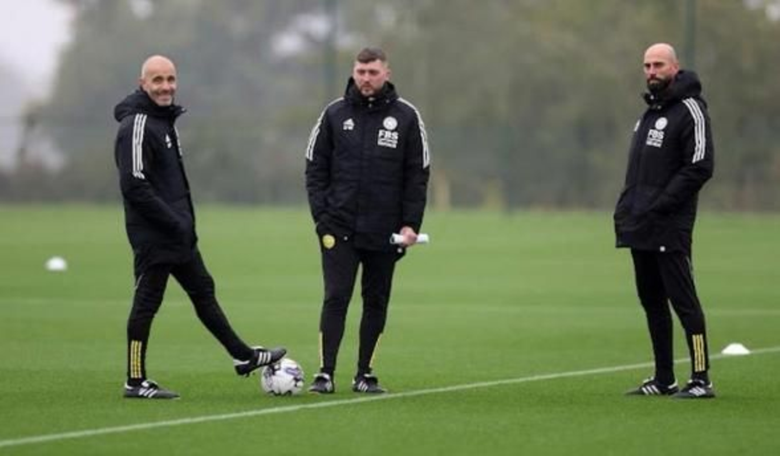 El cuerpo técnico del Leicester, durante un entrenamiento