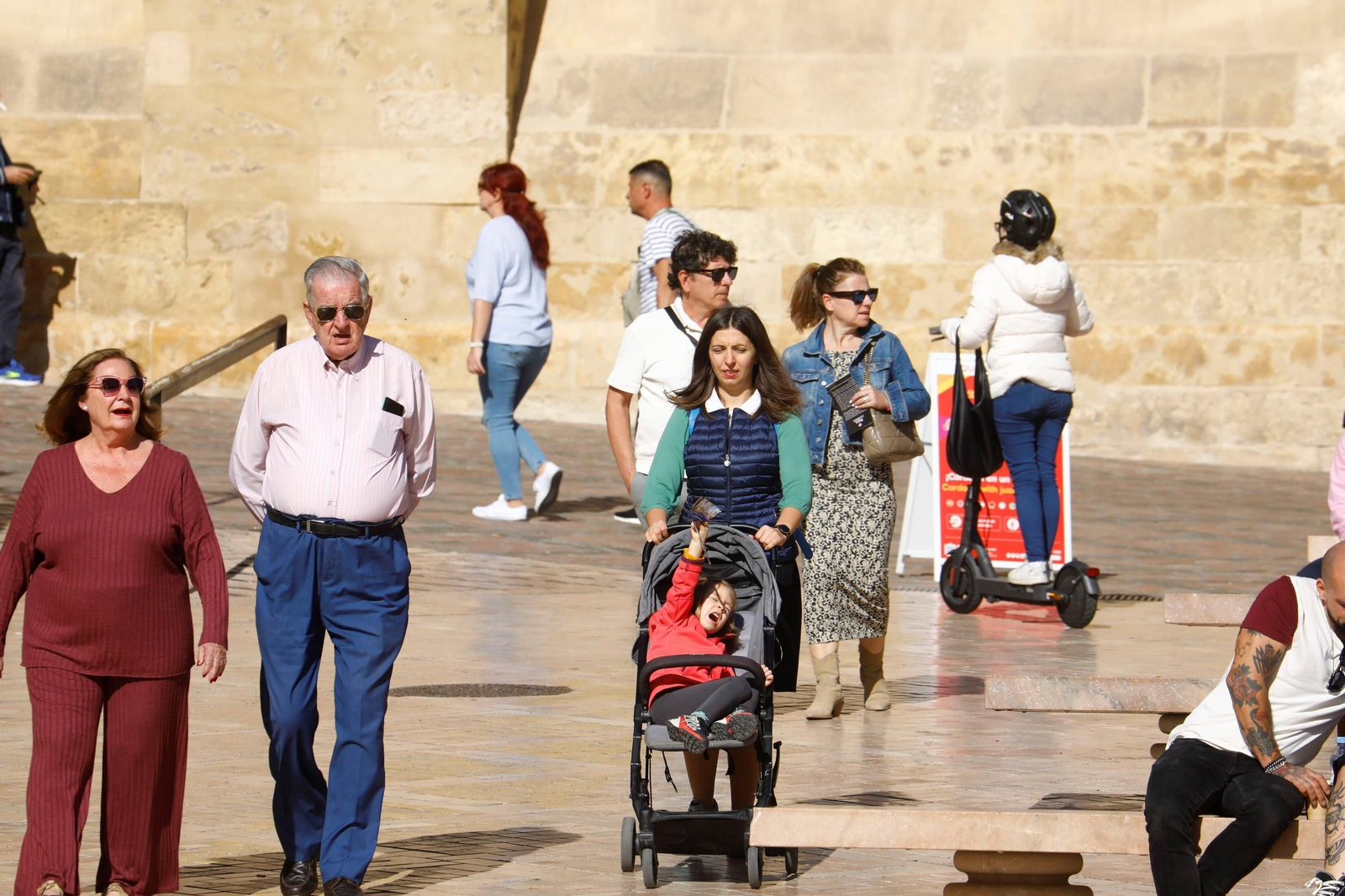 Las imágenes de Córdoba repleta de turistas en el Puente de los Santos