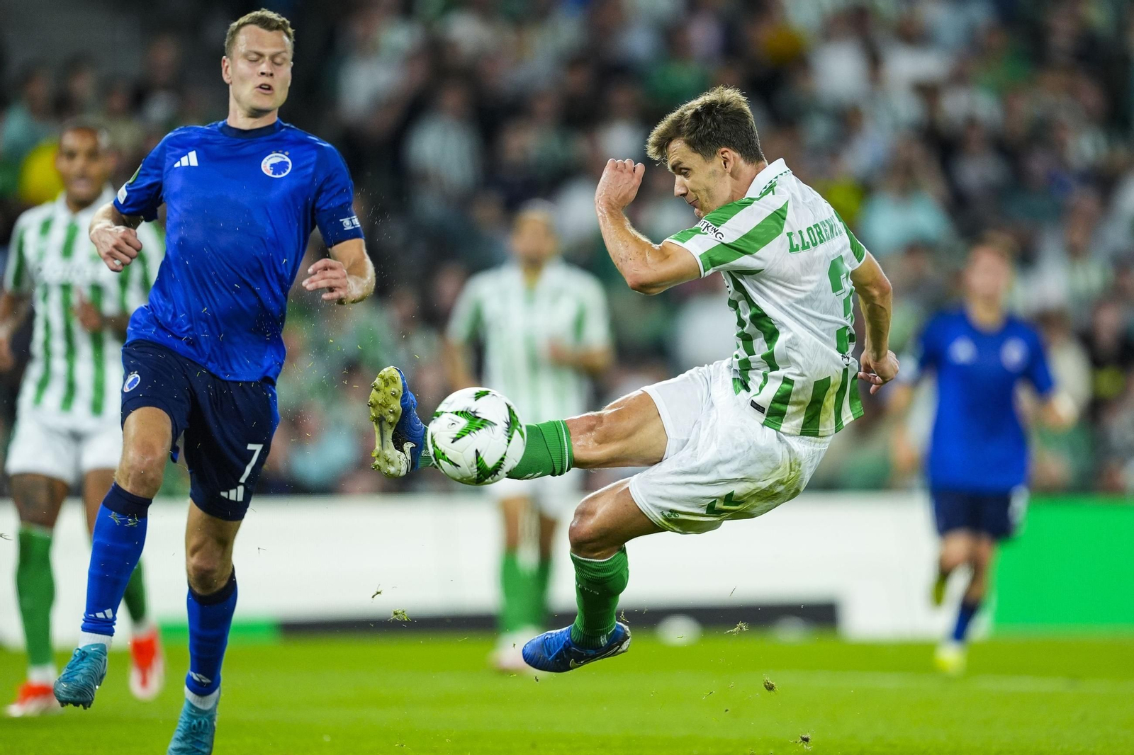 Diego Llorente despeja con contundencia ante Claesson.