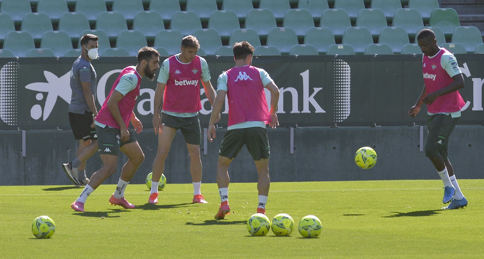 Borja Iglesias, Joaquín y William, en un rondo.