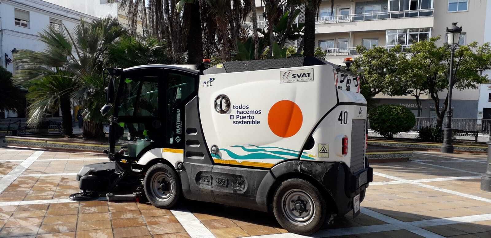 Un vehículo del servicio municipal de limpieza viaria en la plaza Isaac Peral.