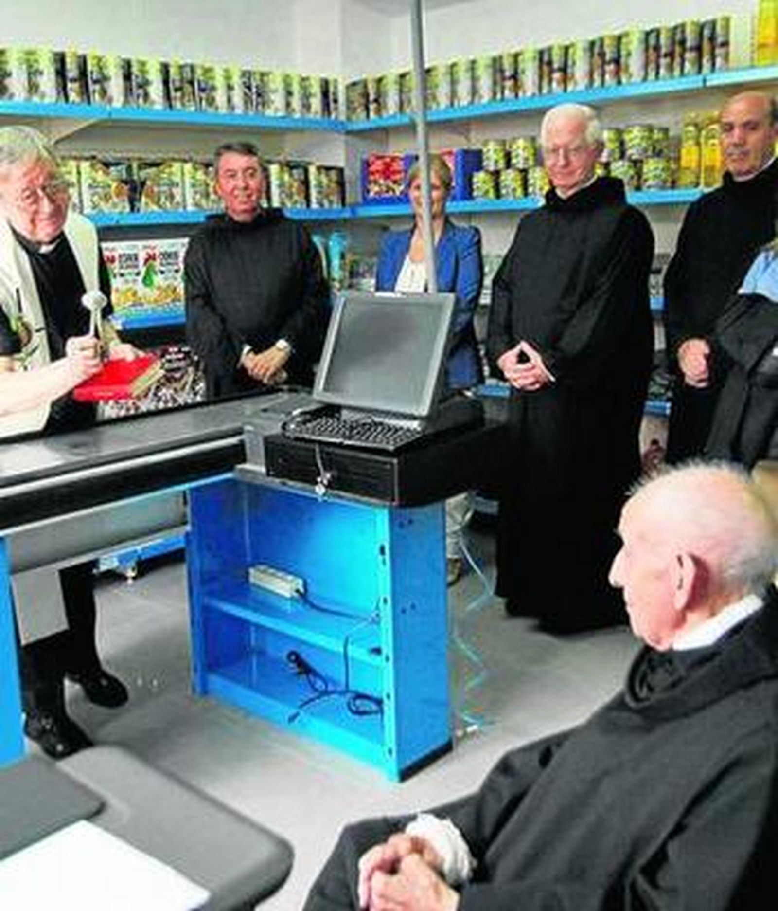 Bendición hace días del economato de San Juan Grande.