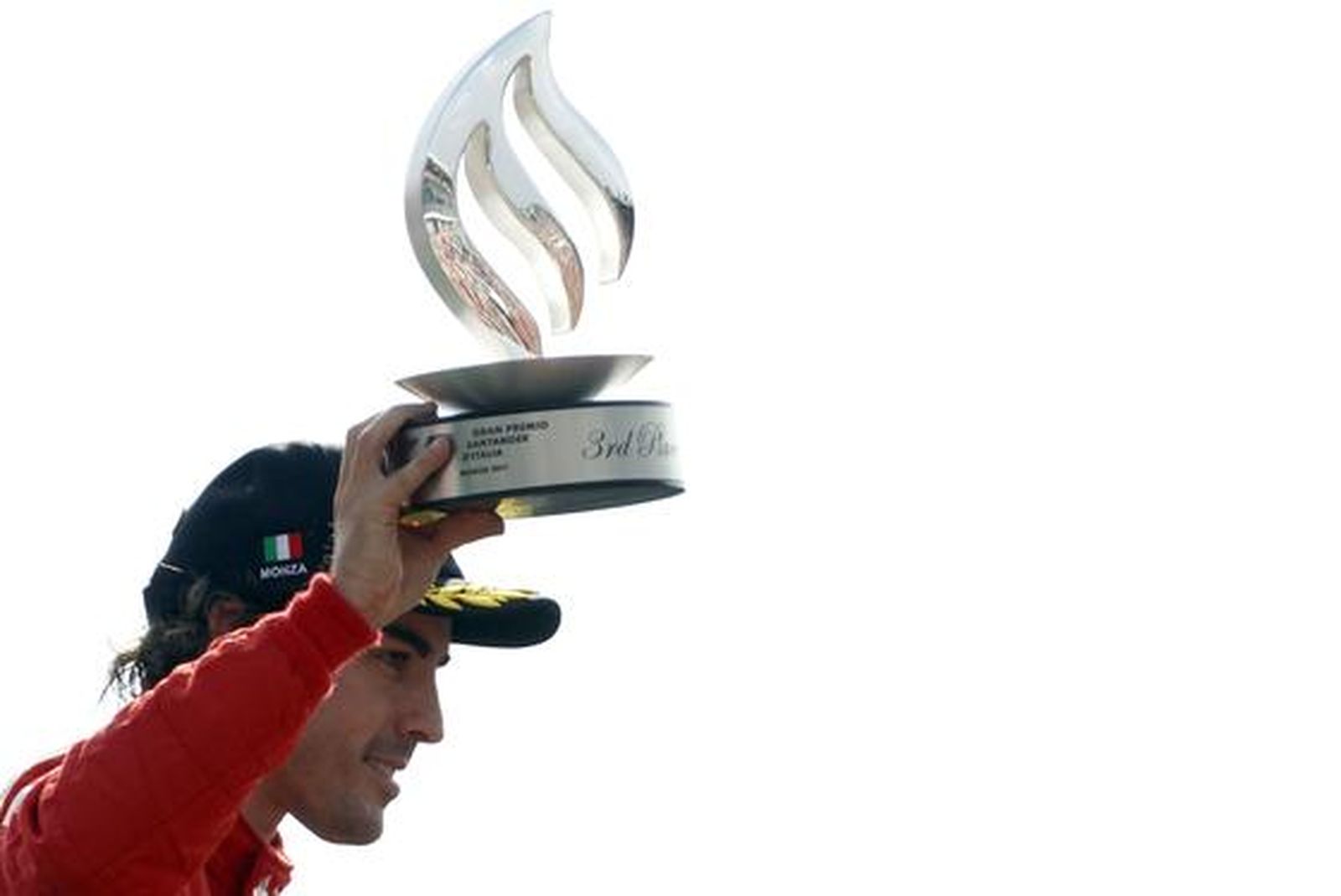 Vettel también gana en Monza y Alonso acaba tercero tras llegar a liderar la carrera. / Reuters