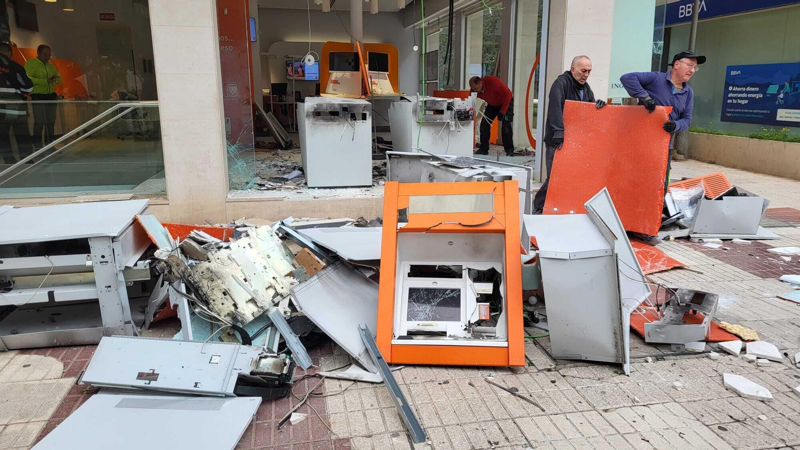 Retiran los escombros que ha dejado la explosión del cajero en la sucursal bancaria de la avenida de Andalucía