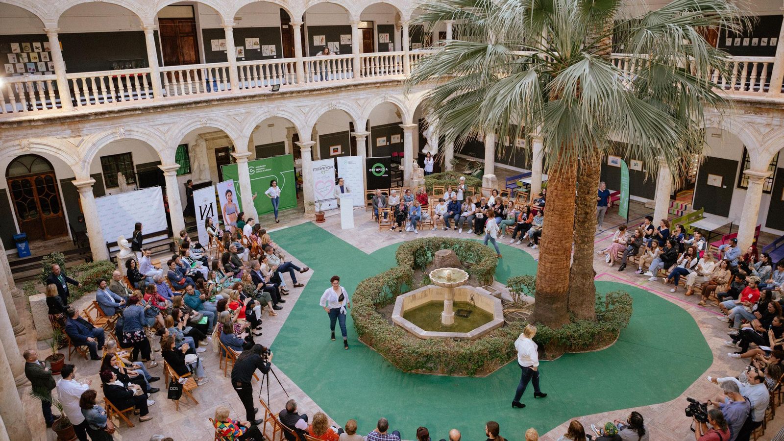 Un momento del desfile en la Escuela de Artes de Almería