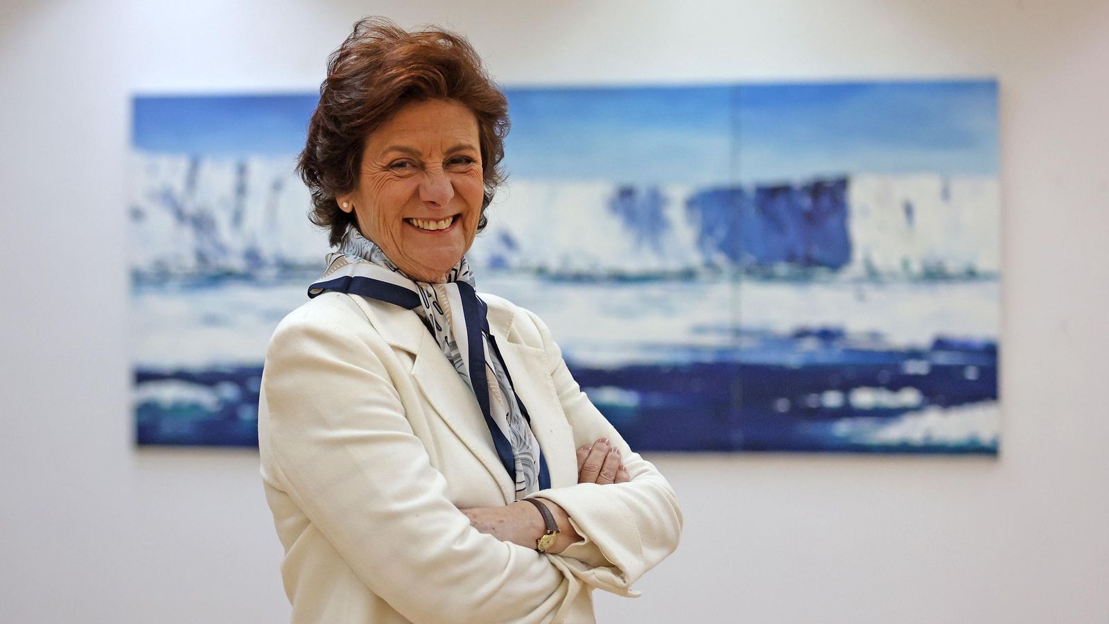 Begoña García González-Gordon, en la sala 'ArteaDiario', junto a una obra de Borja Cantos.