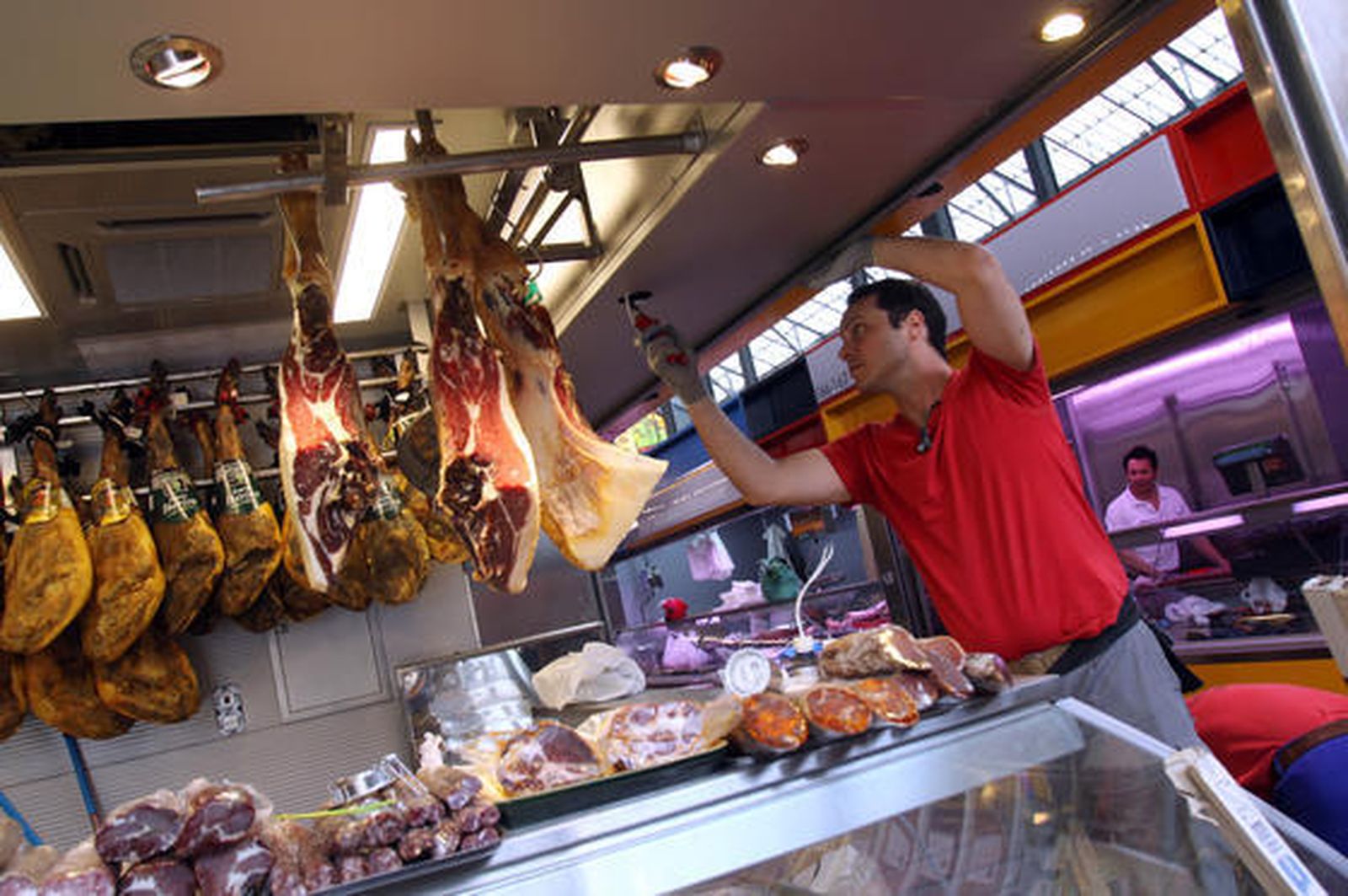 El mercado de Atarazanas reabre mañana sus puertas tras las obras de rehabilitación del edificio que se han prolongado casi dos años y medios.