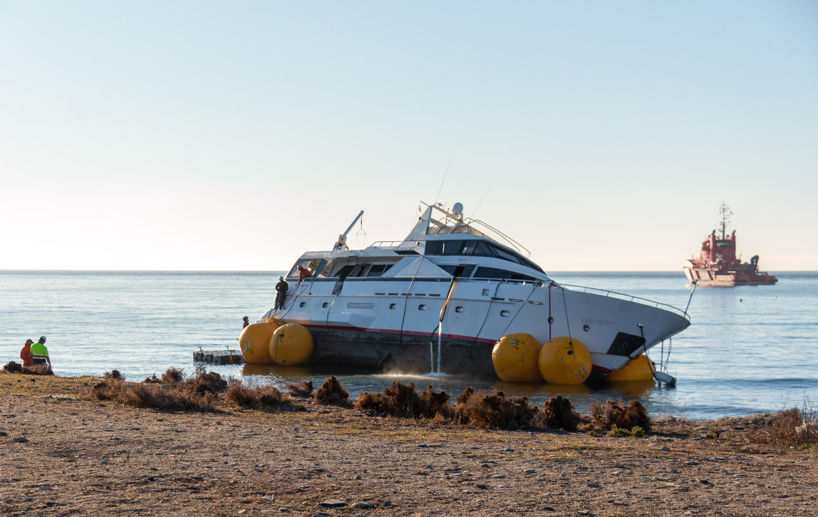 Así ha sido el trabajo de más de 8 horas para reflotar el yate encallado en Carchuna