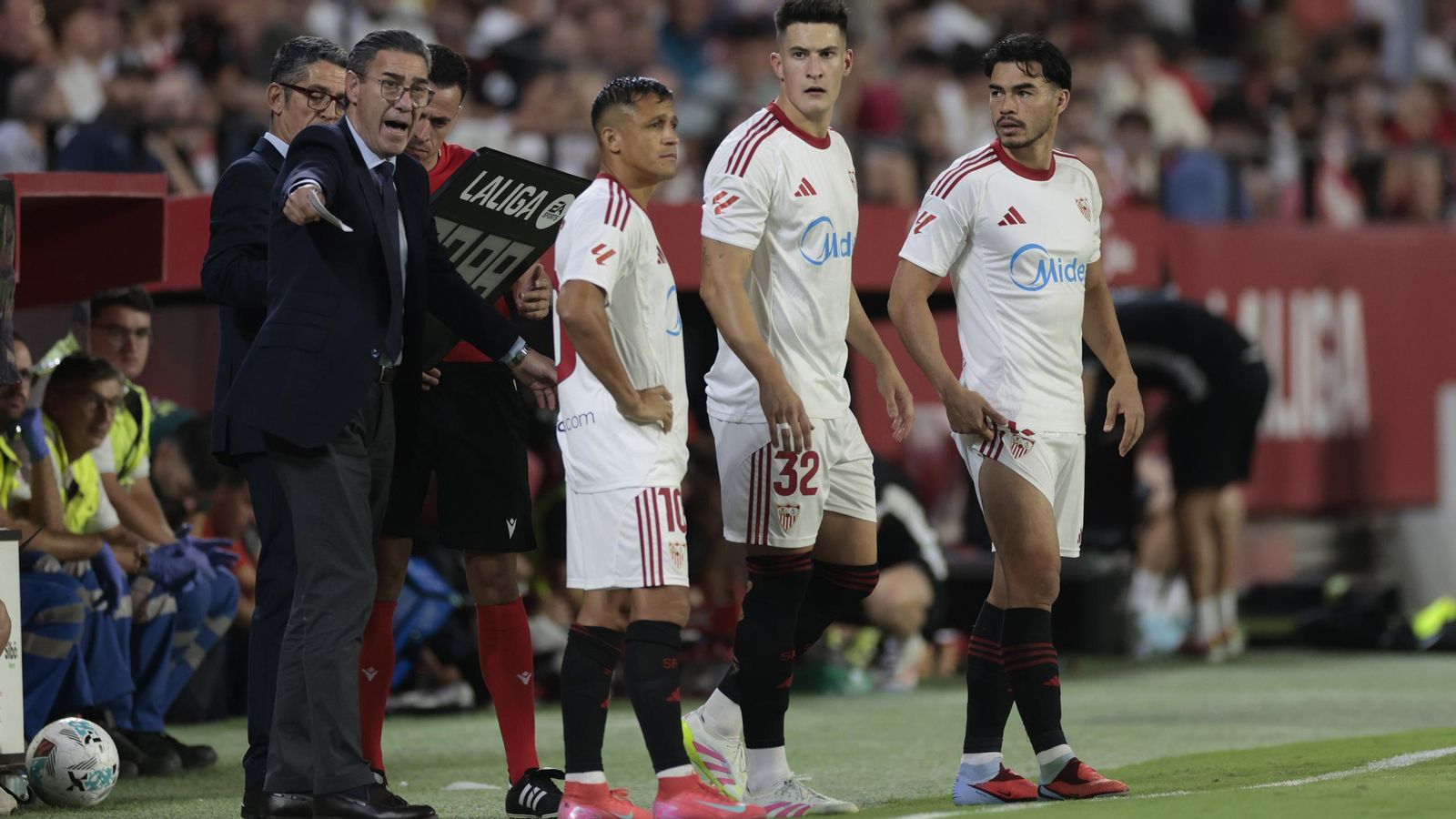 Alexis, castrín y Suazo, prestos a salir al campo.