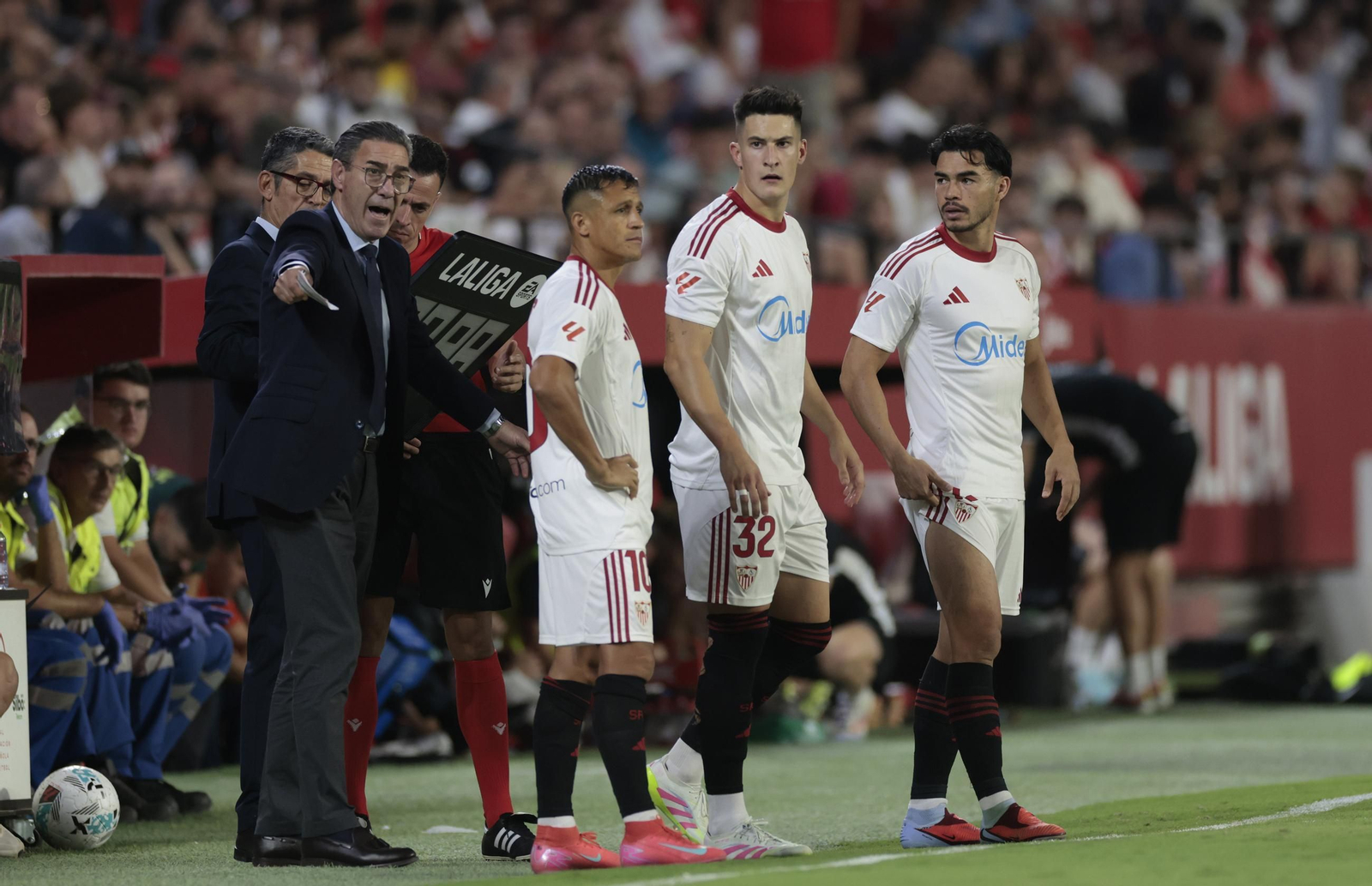 Alexis, castrín y Suazo, prestos a salir al campo.