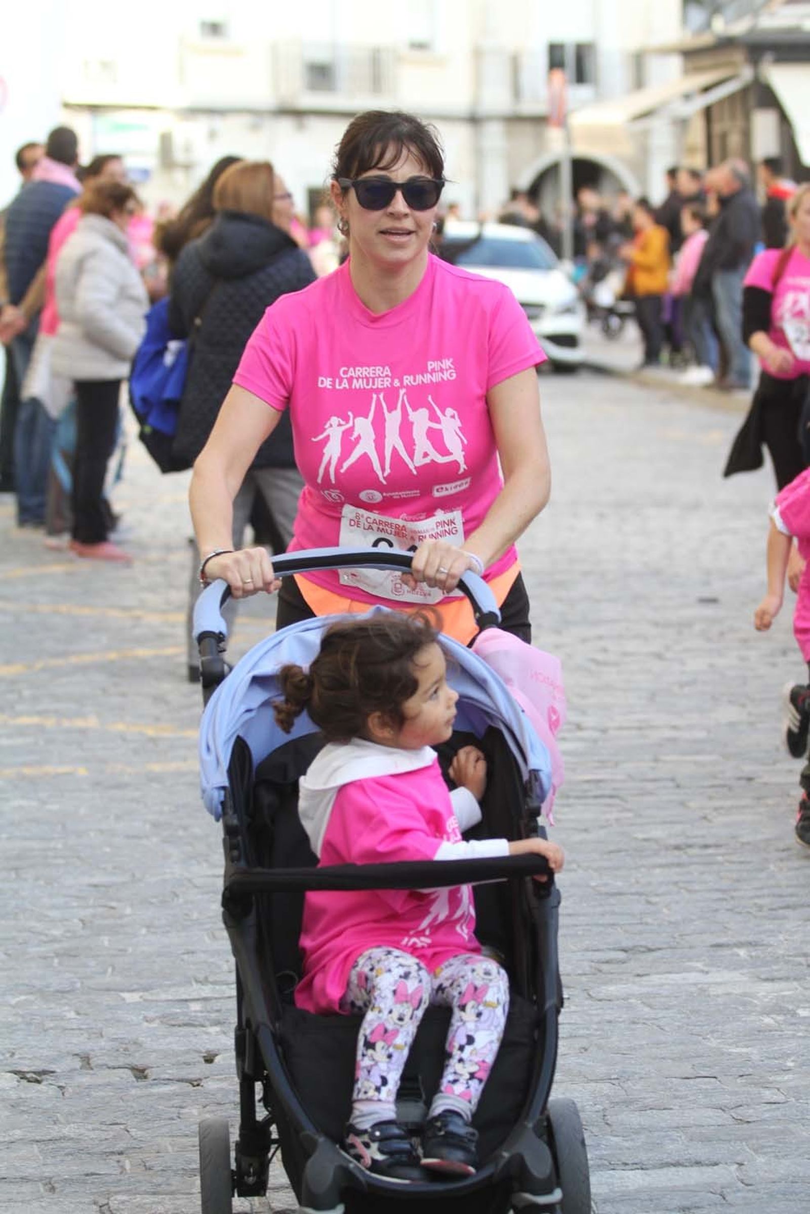 Imágenes de la Carrera contra el cáncer de mama de Huelva.