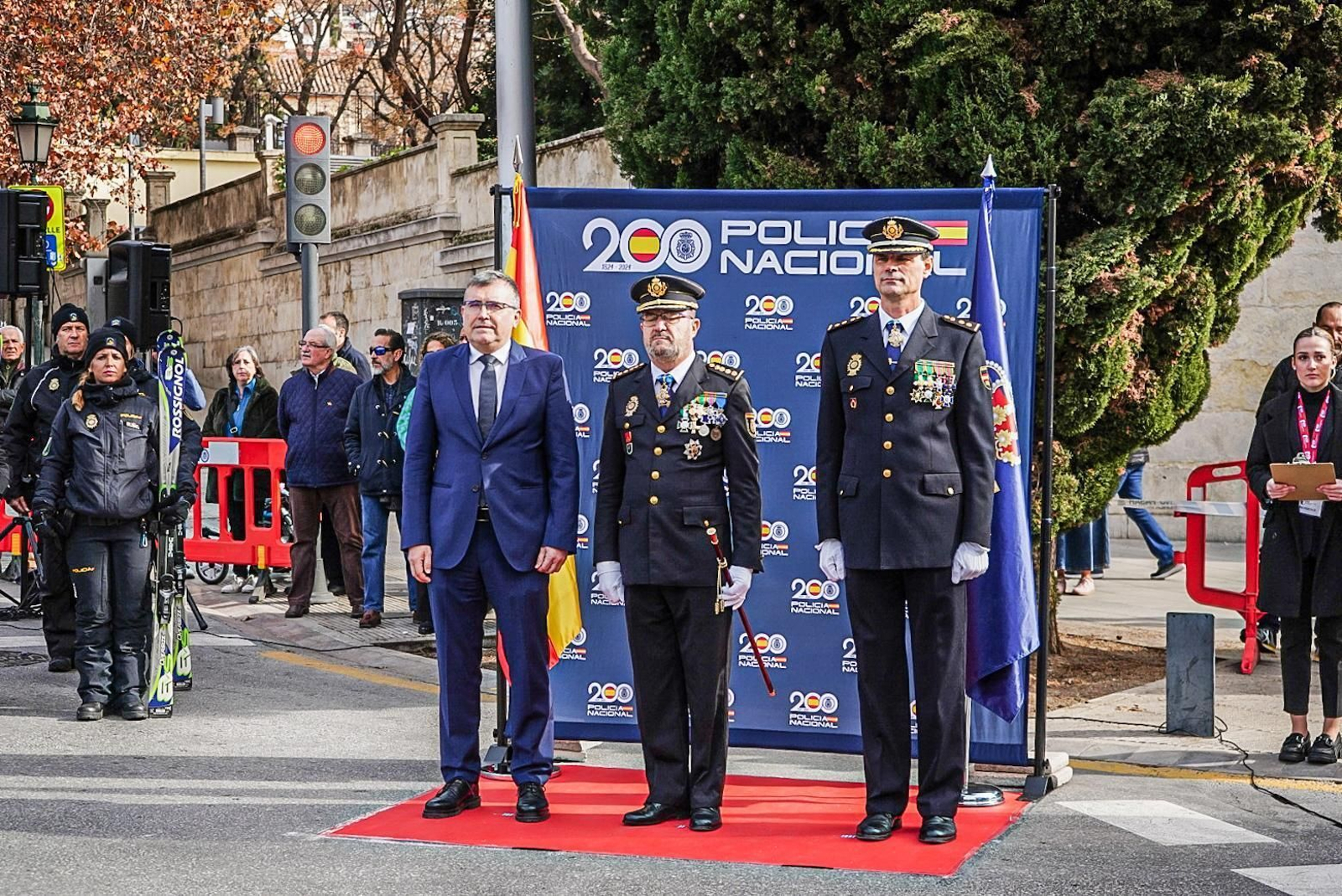 Fotogalería: Granada iza la bandera de España en el bicentenario de la Policía Nacional