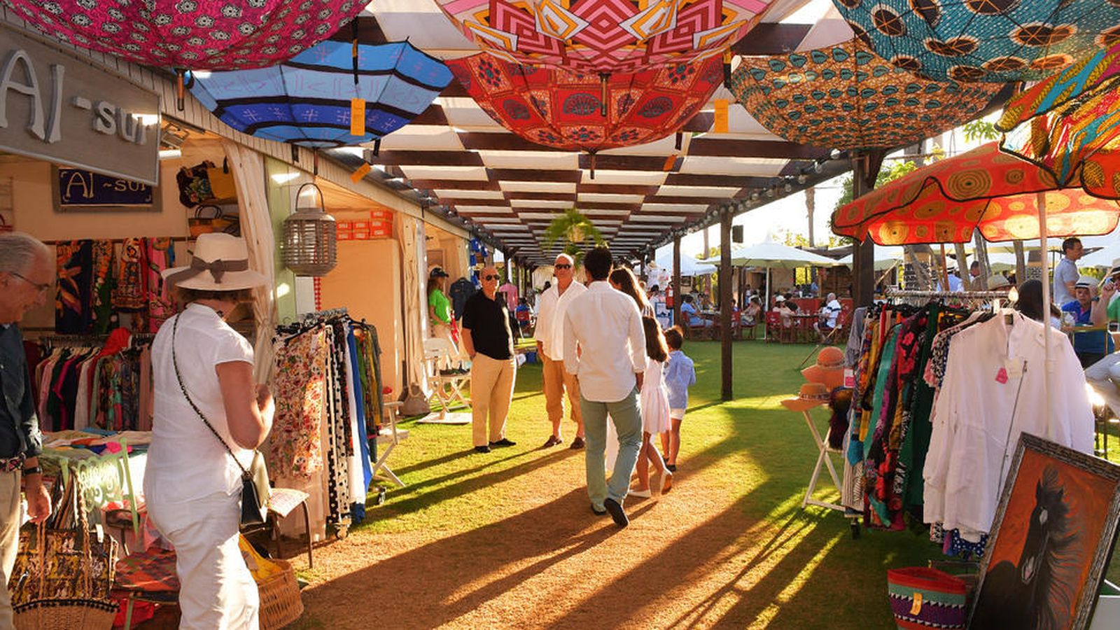 El Shopping Village, un lugar encantador para disfrutar de la compra de moda y complementos.