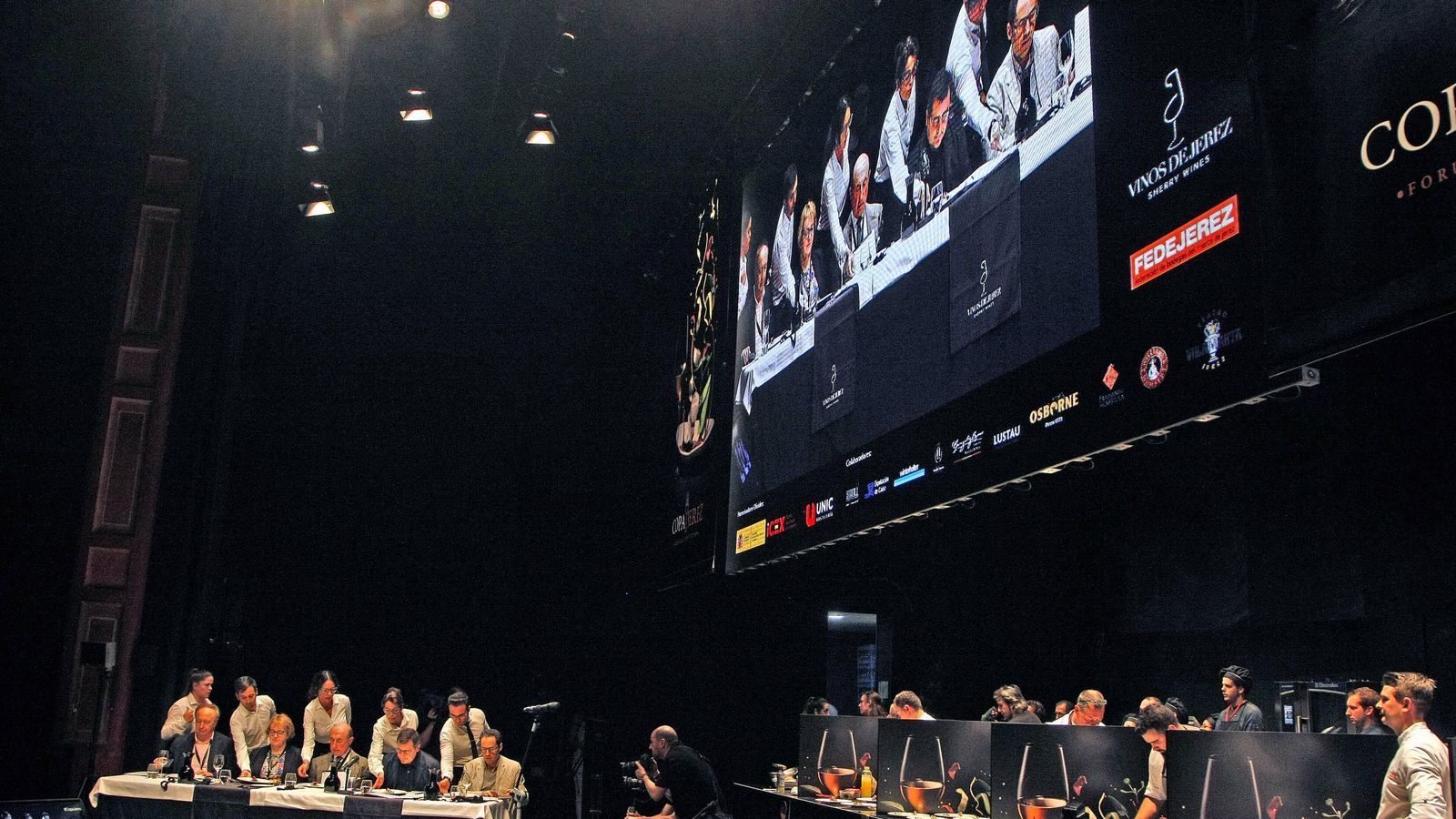 Los equipos finalistas de Copa Jerez durante la preparación de sus platos sobre las tablas del Villamarta.