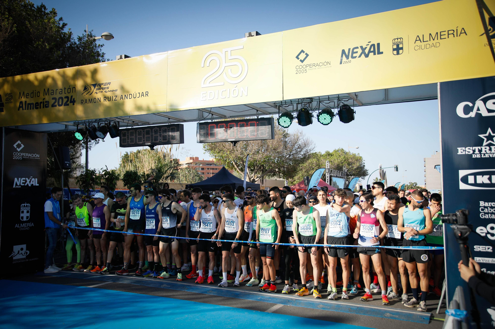 Imágenes de la salida de la Media maratón Ciudad de Almería