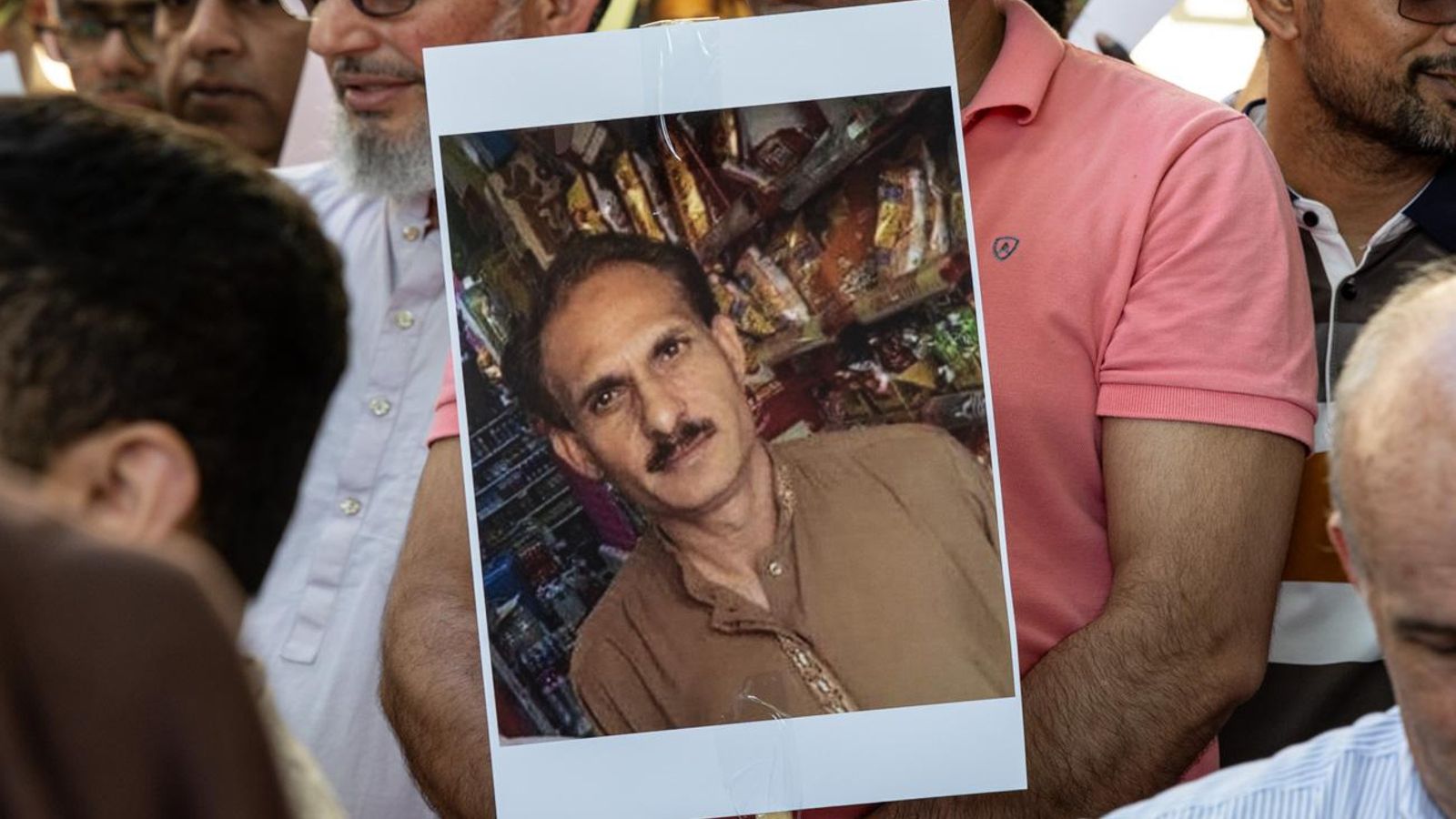 Concentración en Jaén convocada por la Asociación de Hermanos Pakistaníes por el asesinato del comerciante del barrio de La Magdalena Concentración en Jaén convocada por la Asociación de Hermanos Pakistaníes por el asesinato del comerciante del barrio de La Magdalena