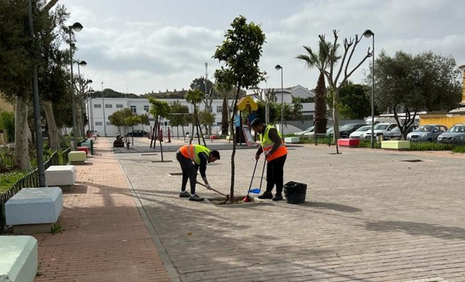 Jóvenes trabajando para un ayuntamiento de la provincia.