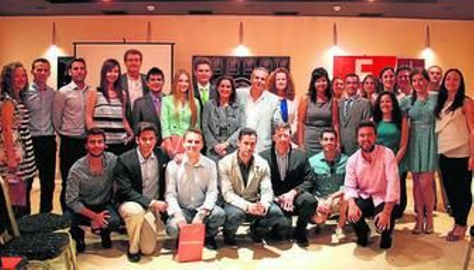 Foto de familia de los nuevos colegiados y precolegiados.