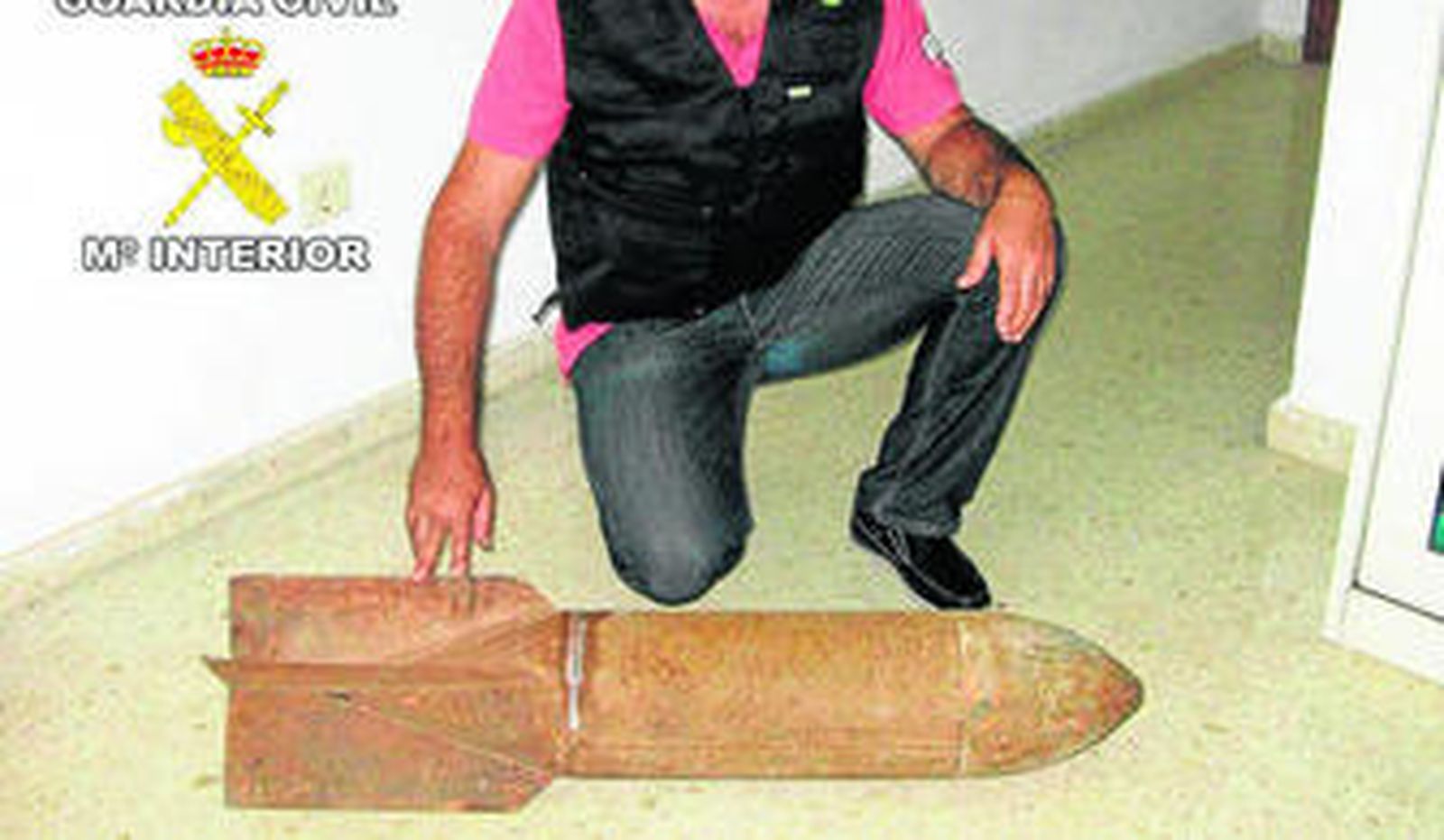 Artefacto explosivo que la Guardia Civil recogió de una chatarrería de Vícar, tras el aviso del titular.