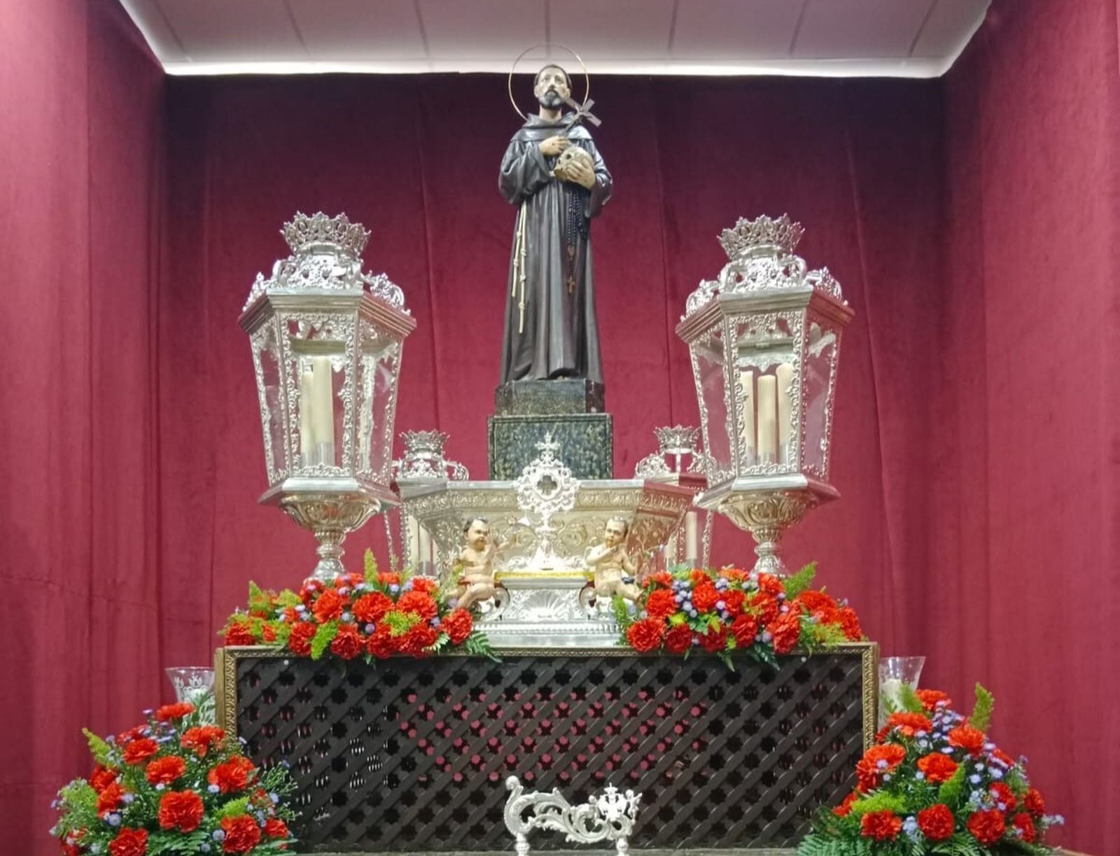 San Francisco de Asís sobre el paso procesional.