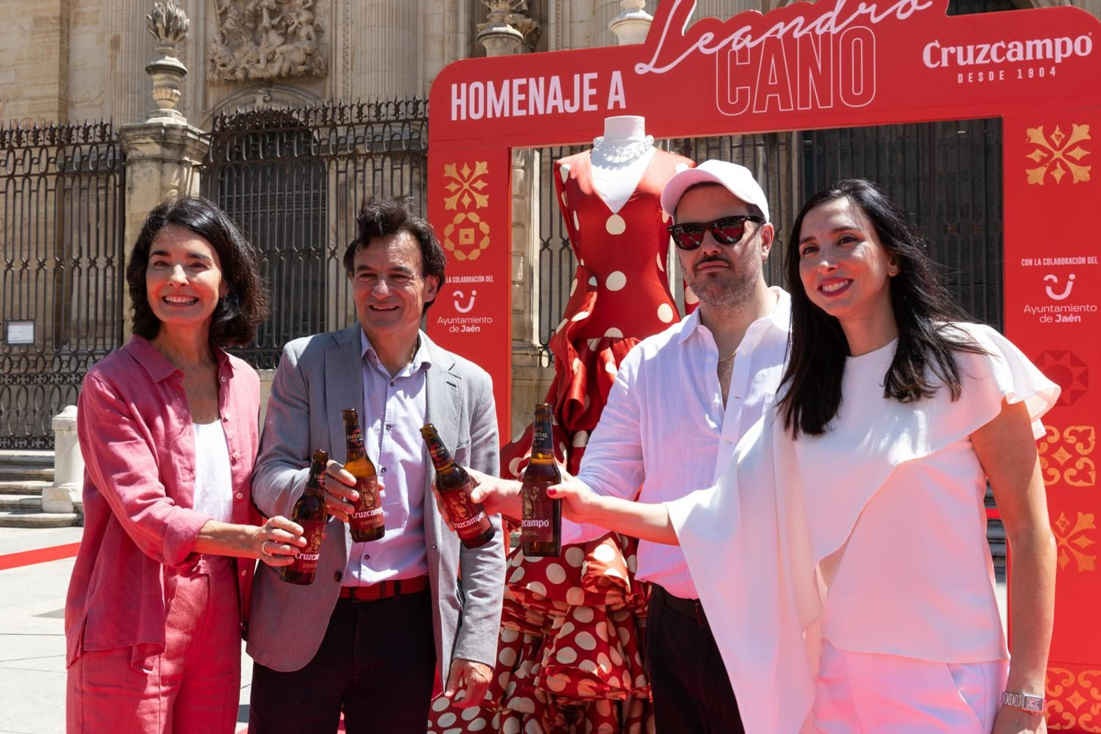 Imágenes del homenaje, a los pies de la Catedral de Leandro Cano.
