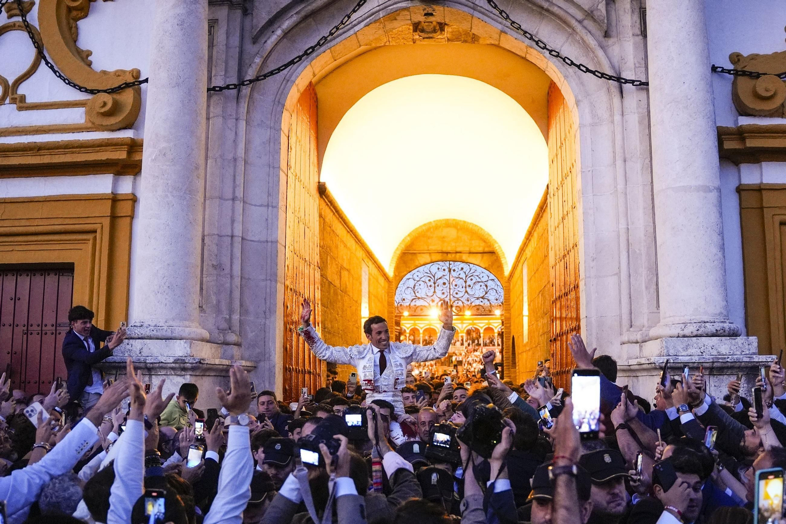 David de Miranda saliendo a hombros por la Puerta del Príncipe