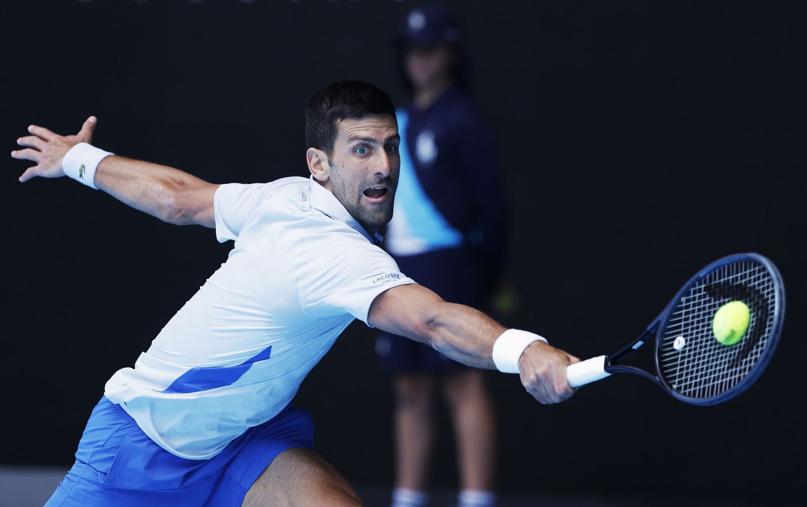 Novak Djokovic trata de devolver una complicada bola a Jannik Sinner.