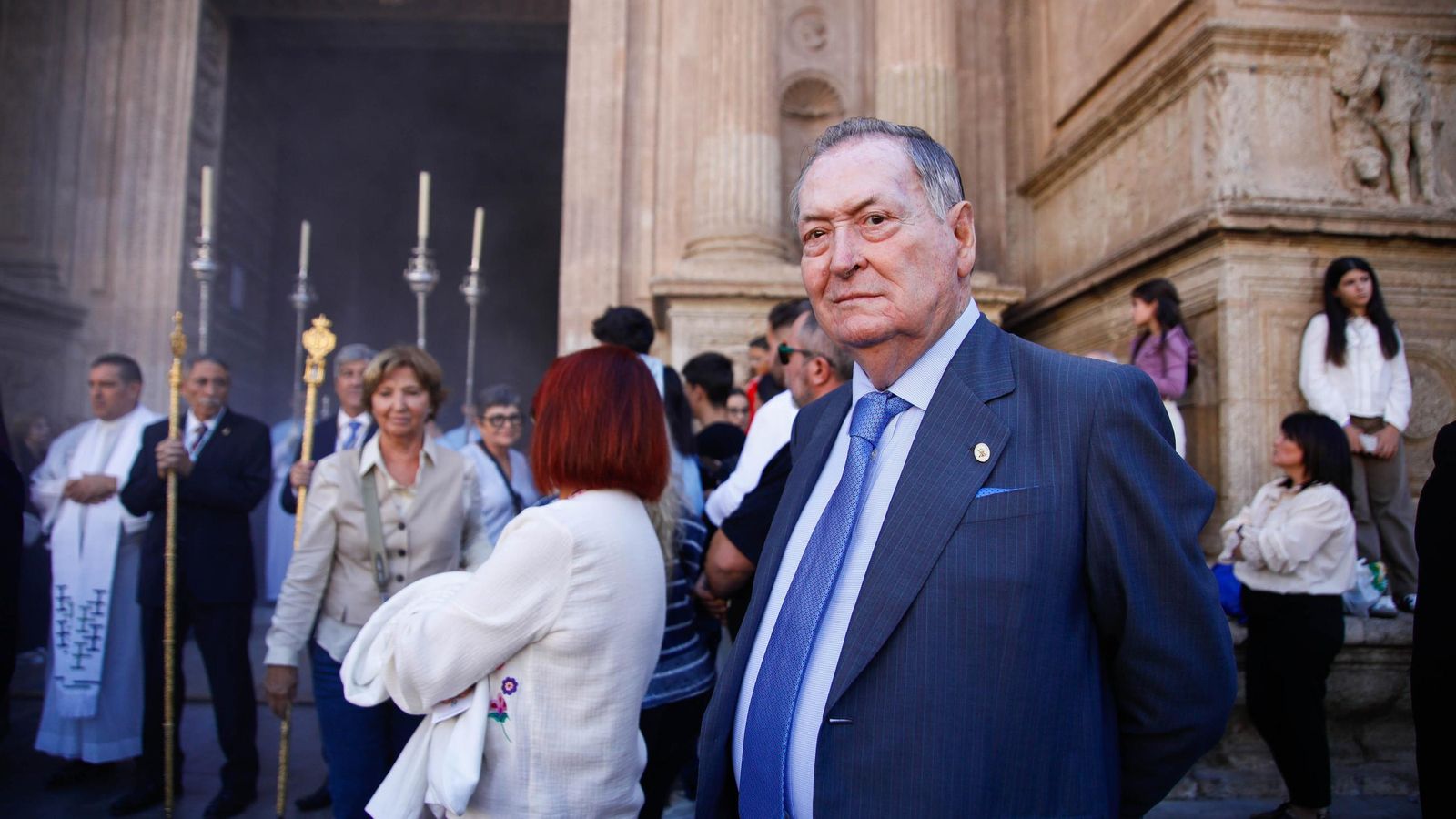 Vea la salida de la Hermandad de Los Ángeles de la Catedral de Almería
