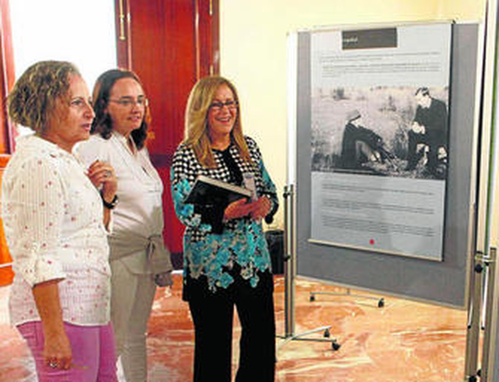 La directora de la Biblioteca, Mª José Vaquero, y la delegada de Cultura, Yolanda Peinado, en la muestra.