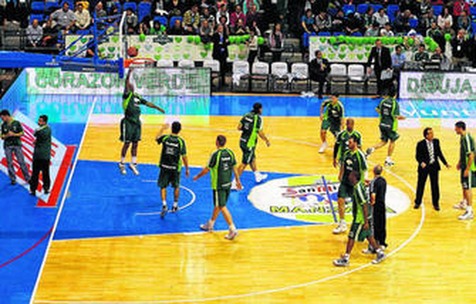 Los jugadores del Unicaja, en una rueda de calentamiento antes de un partido en el Martín Carpena.
