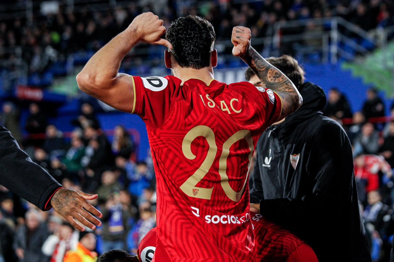 Isaac Romero celebra su primer gol con la camiseta del Sevilla ante el Getafe en copa.