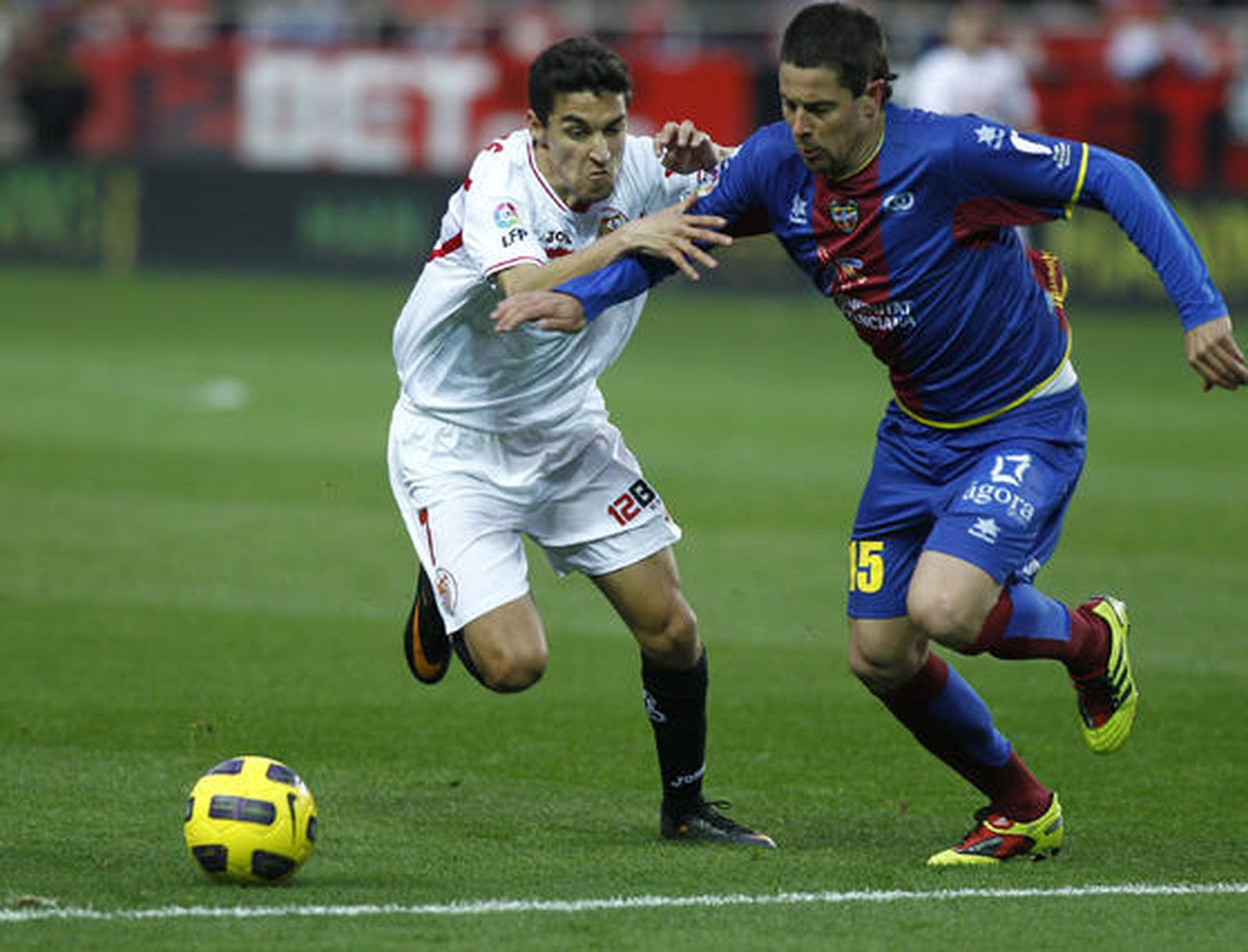 Navas tratando de alcanzar la pelota.

Foto: Antonio Pizarro