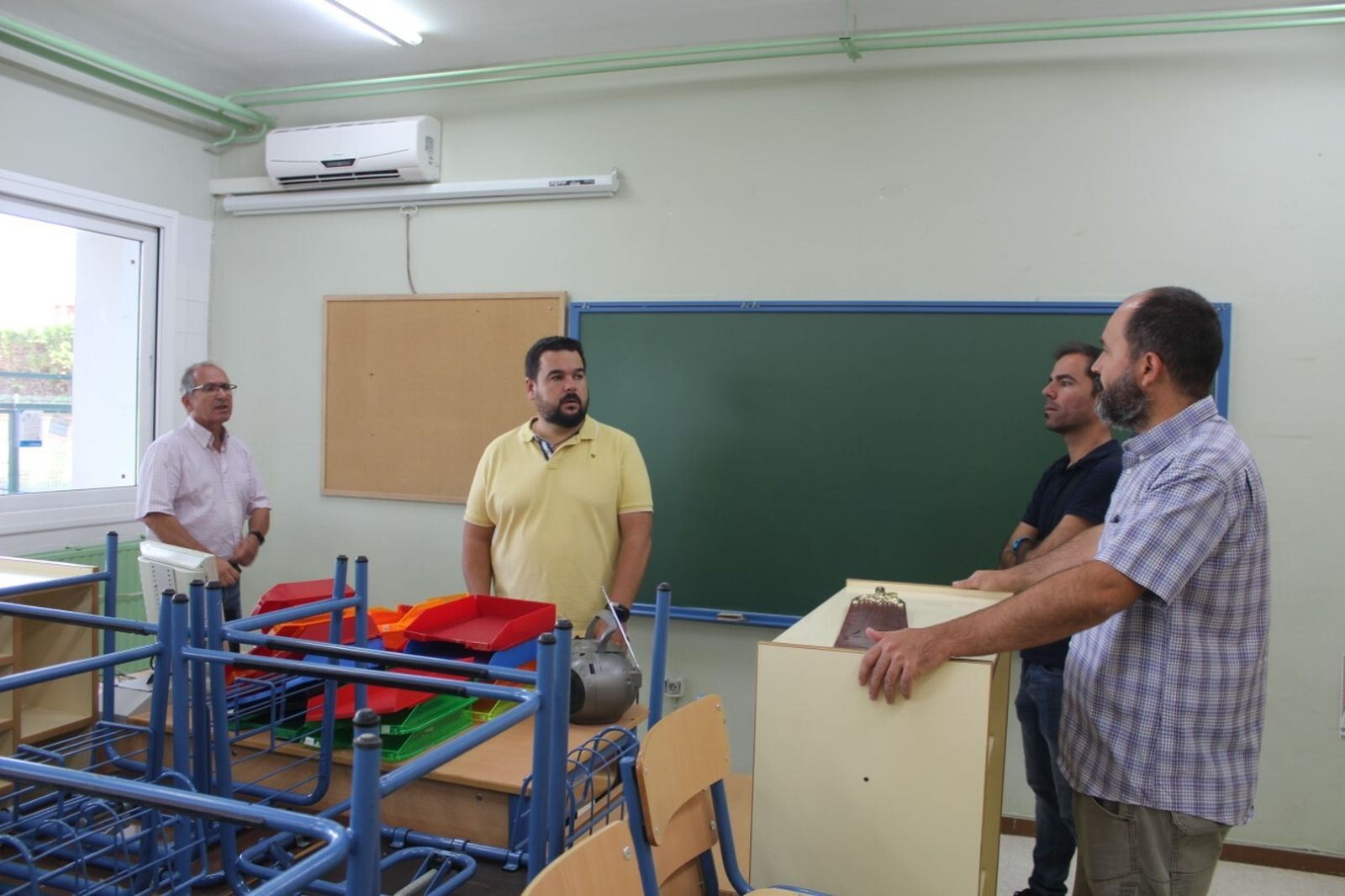 El alcalde, Romualdo Garrido, visita uno de los centros.