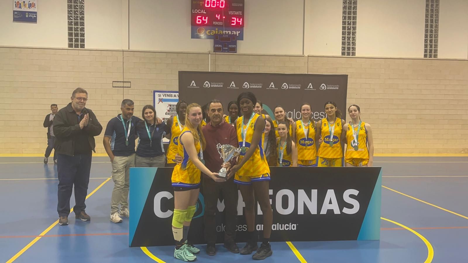 Las jugadoras del conjunto mojonero reciben el trofeo de campeón después de imponerse al CB Almería en la final.